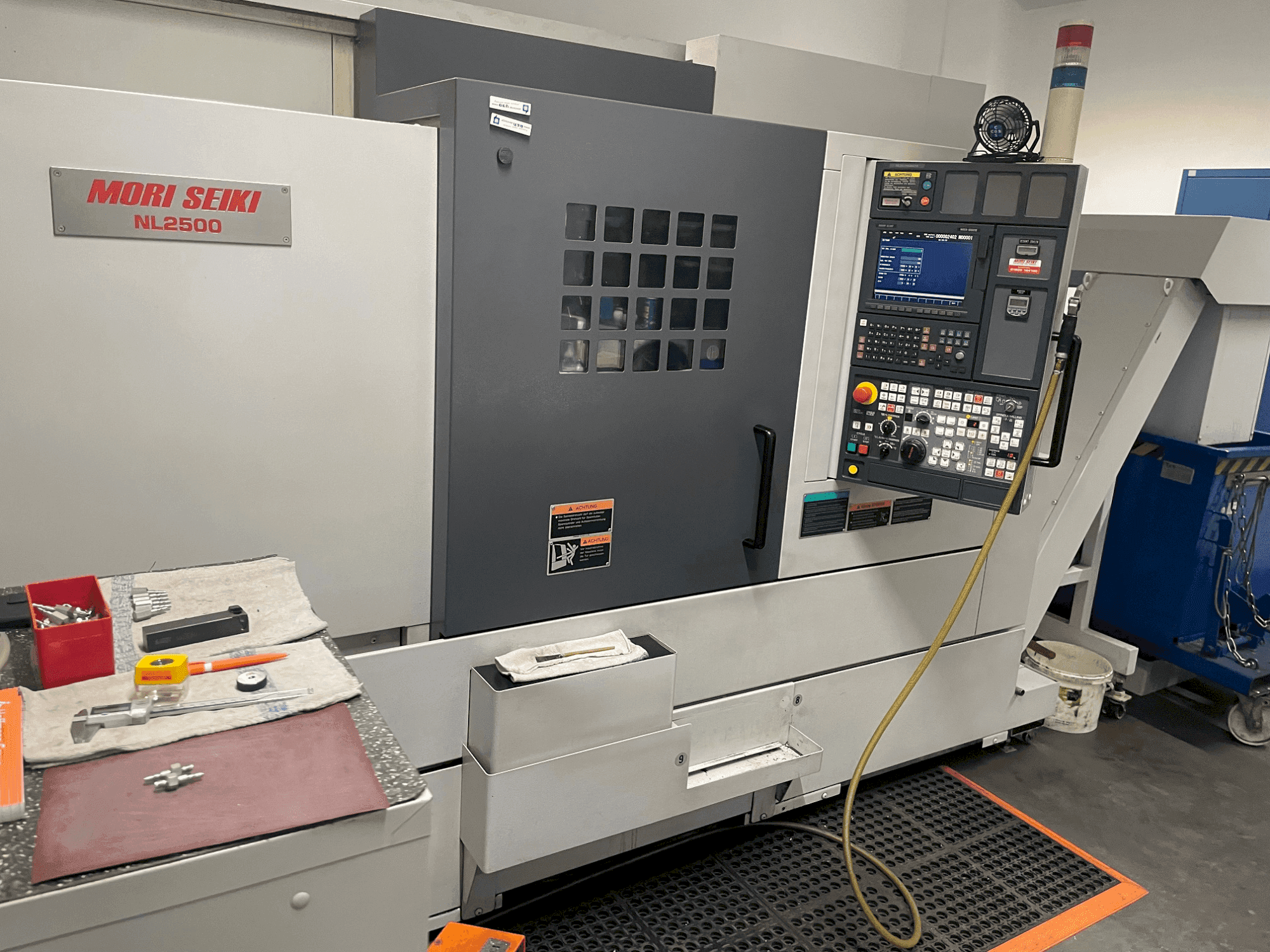 Widok z przodu maszyny MORI SEIKI NL2500Y/700