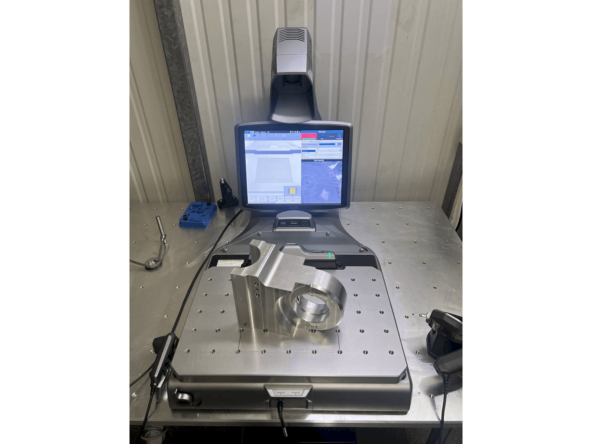 Widok z przodu maszyny KEYENCE XM-C1000