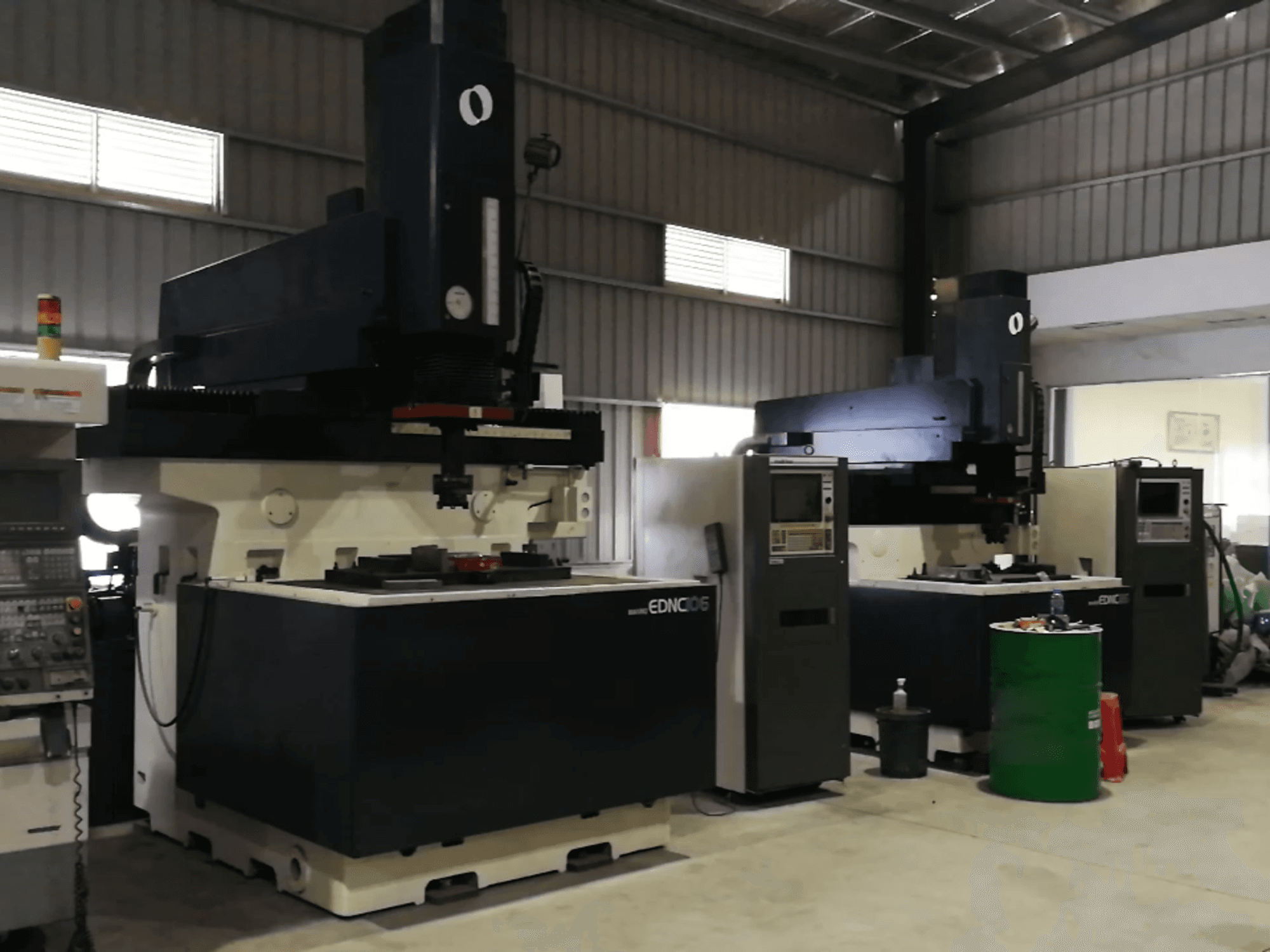 Widok z prawej maszyny Makino EDNC106