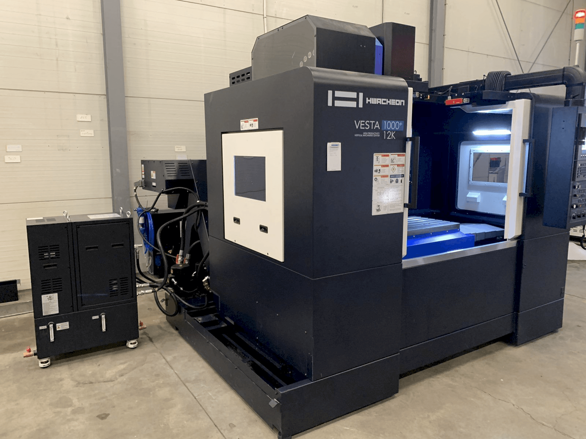 Widok z przodu maszyny HWACHEON VESTA-1000+