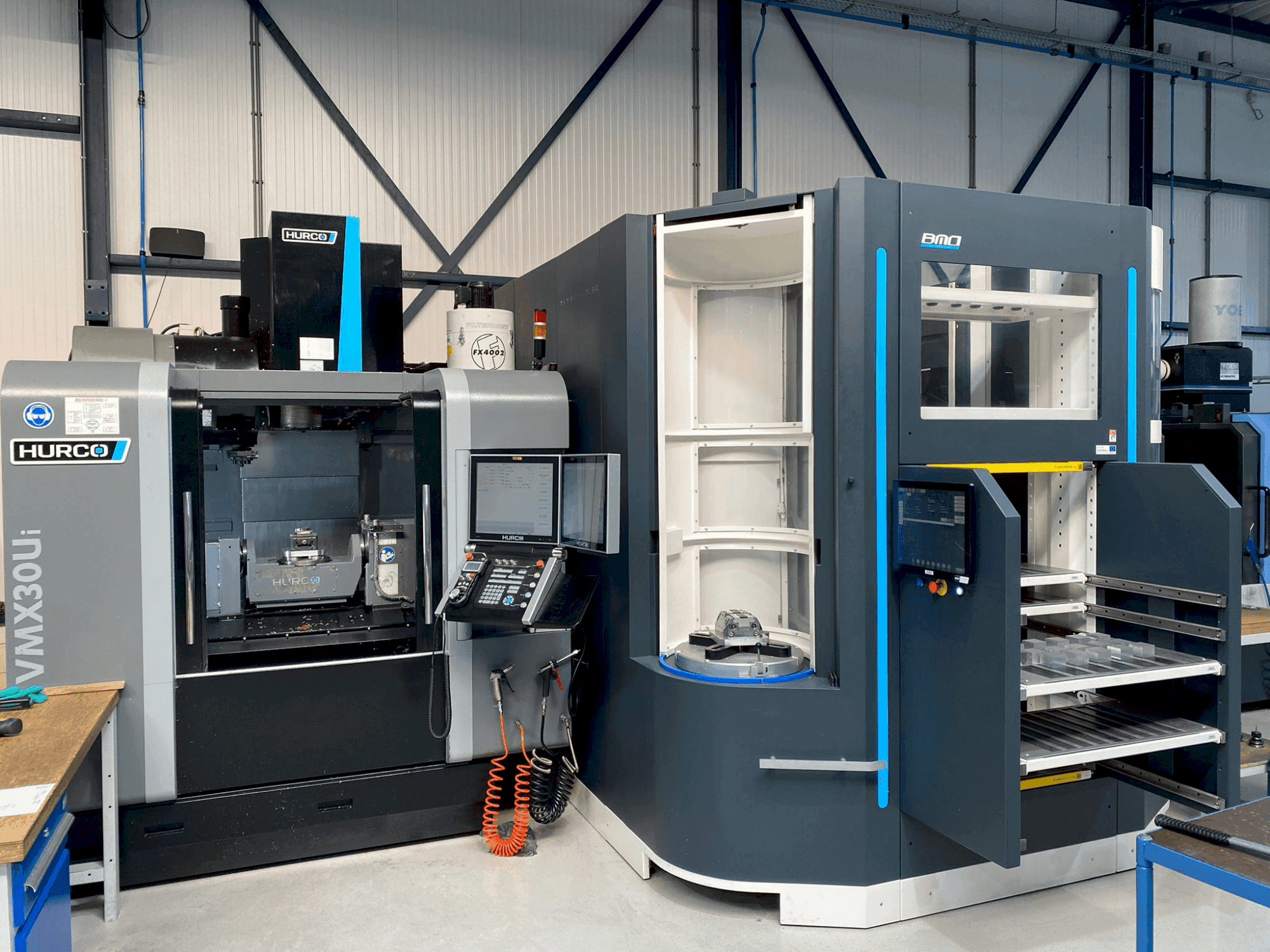 Widok z przodu maszyny Hurco VMX30Ui + BMO Automation Titanium 50