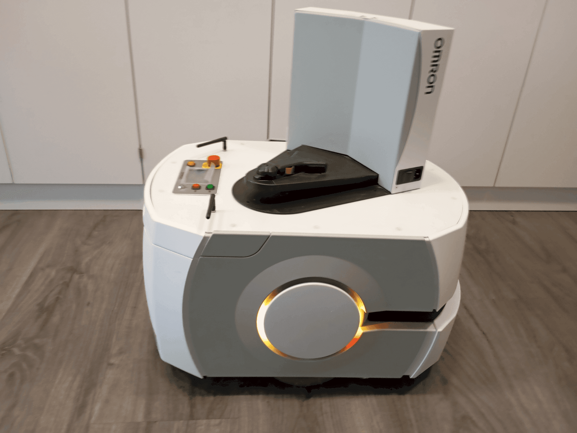 Widok z przodu maszyny OMRON LD90