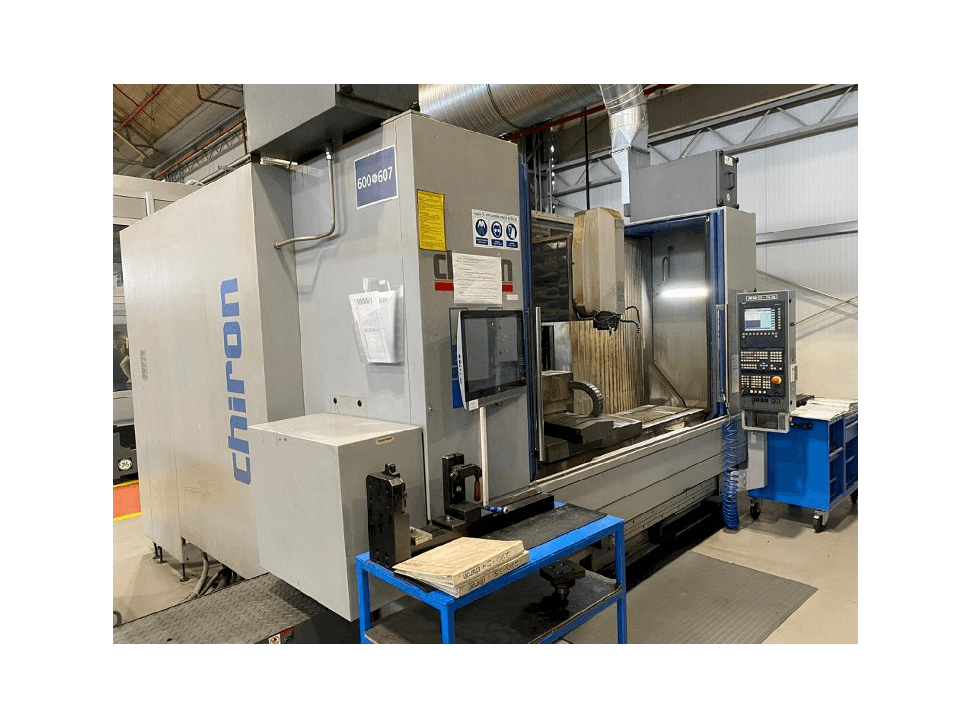 Widok z przodu maszyny CHIRON MILL 2000