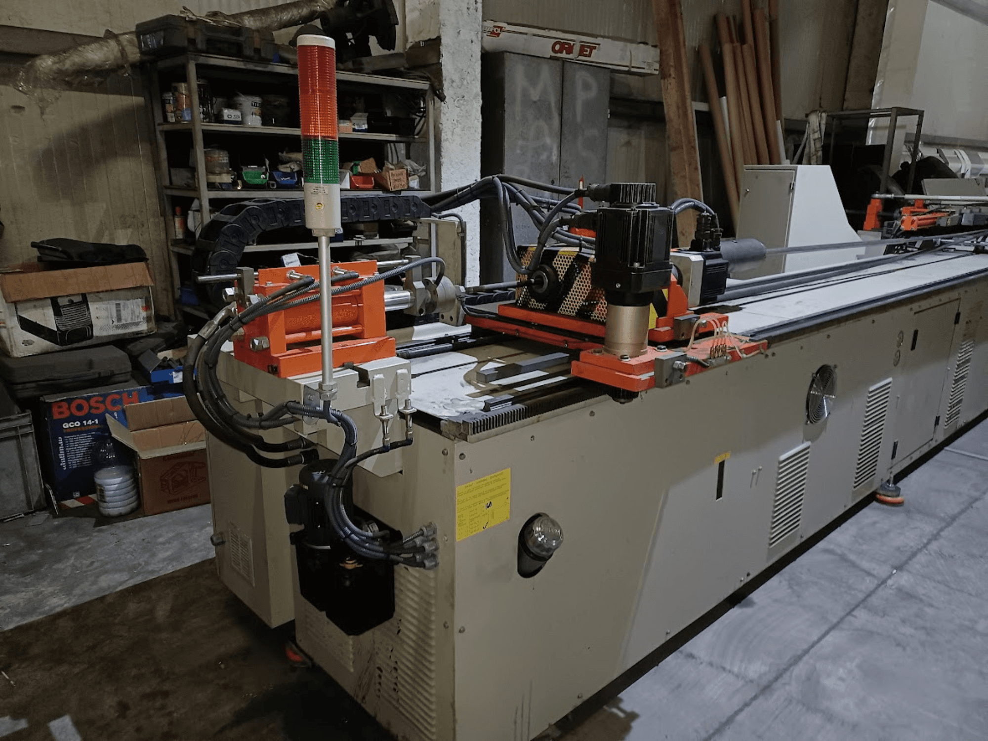 Giętarka CANSA CNC 51 R1, widok z boku, przedstawiająca panel sterowania, silnik i lampki kontrolne w warunkach warsztatowych.