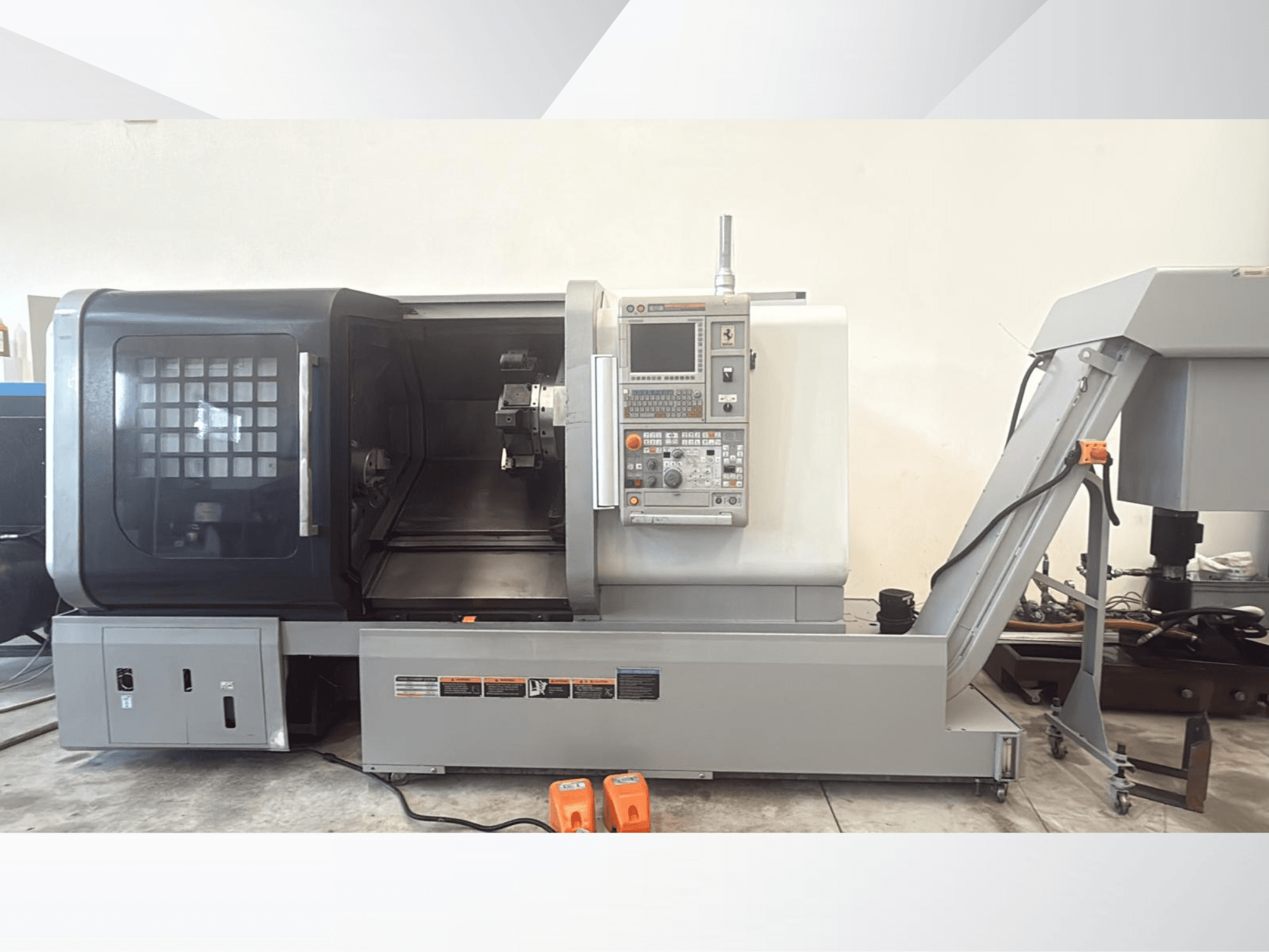 Pionowa tokarka MORI SEIKI NLX 2500M – widok z przodu, przedstawiający panel sterowania oraz swobodny dostęp do obrabianego elementu.