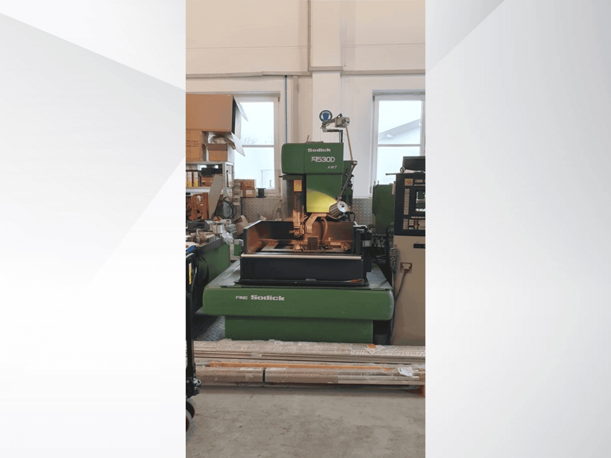 Widok z przodu maszyny Sodick A 530 D AWT