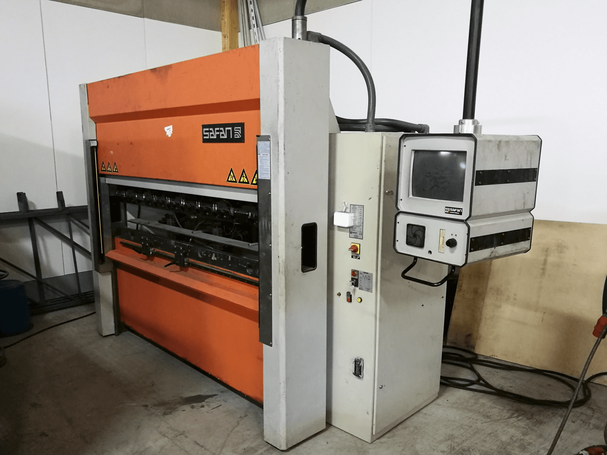 Widok z prawej maszyny Safan SMK-L 40-2550 TS1