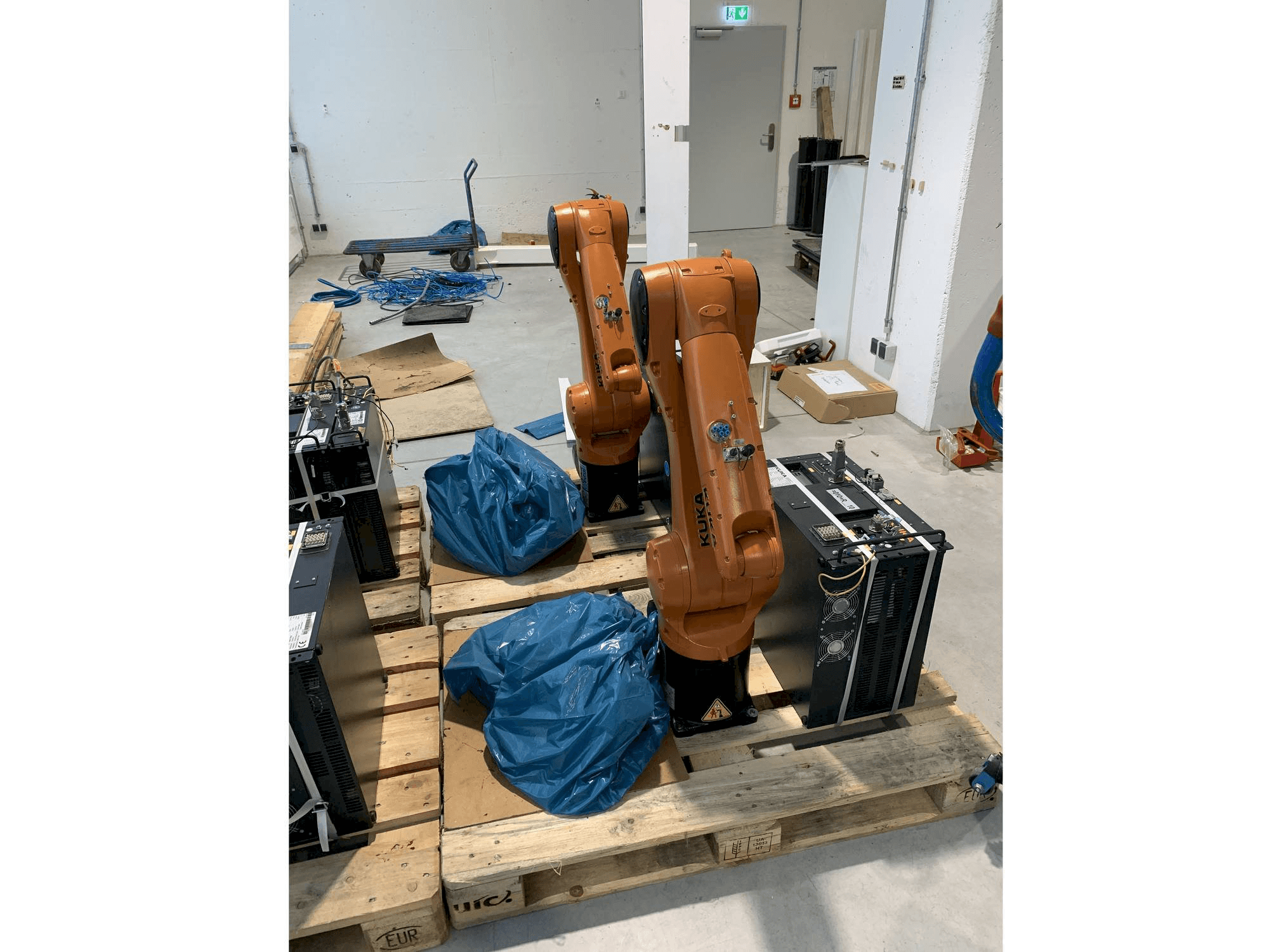 Widok z przodu maszyny KUKA KR10 R1100 with KR C4 COMPACT Controller