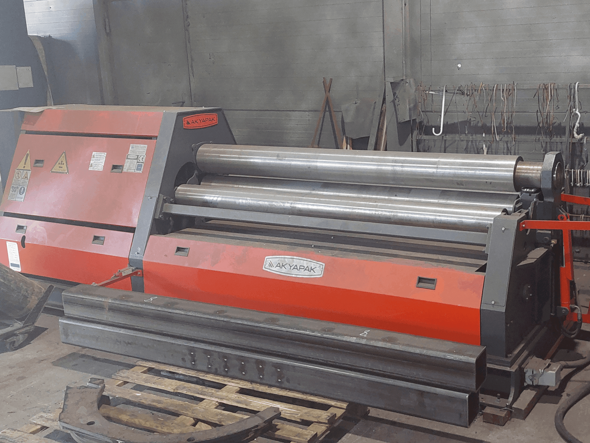 Widok z przodu maszyny Akyapak AHS 20/06