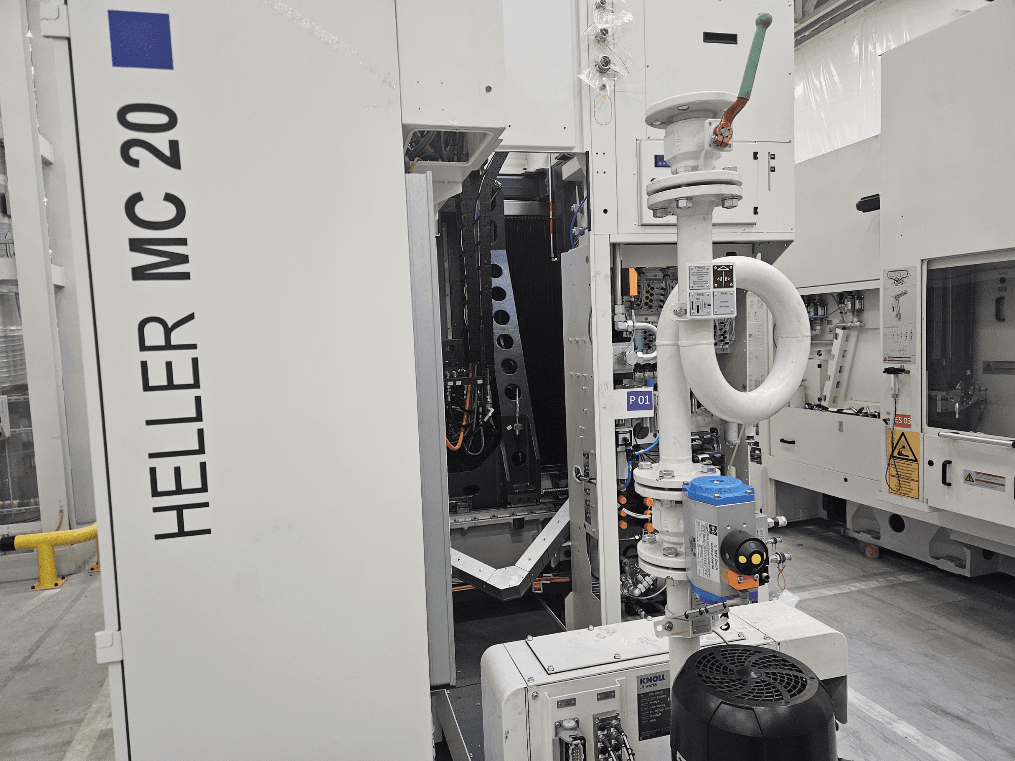 Maszyna Heller MC 20 w warunkach fabrycznych, z panelem sterowania i elementami mechanicznymi w widoku z boku.