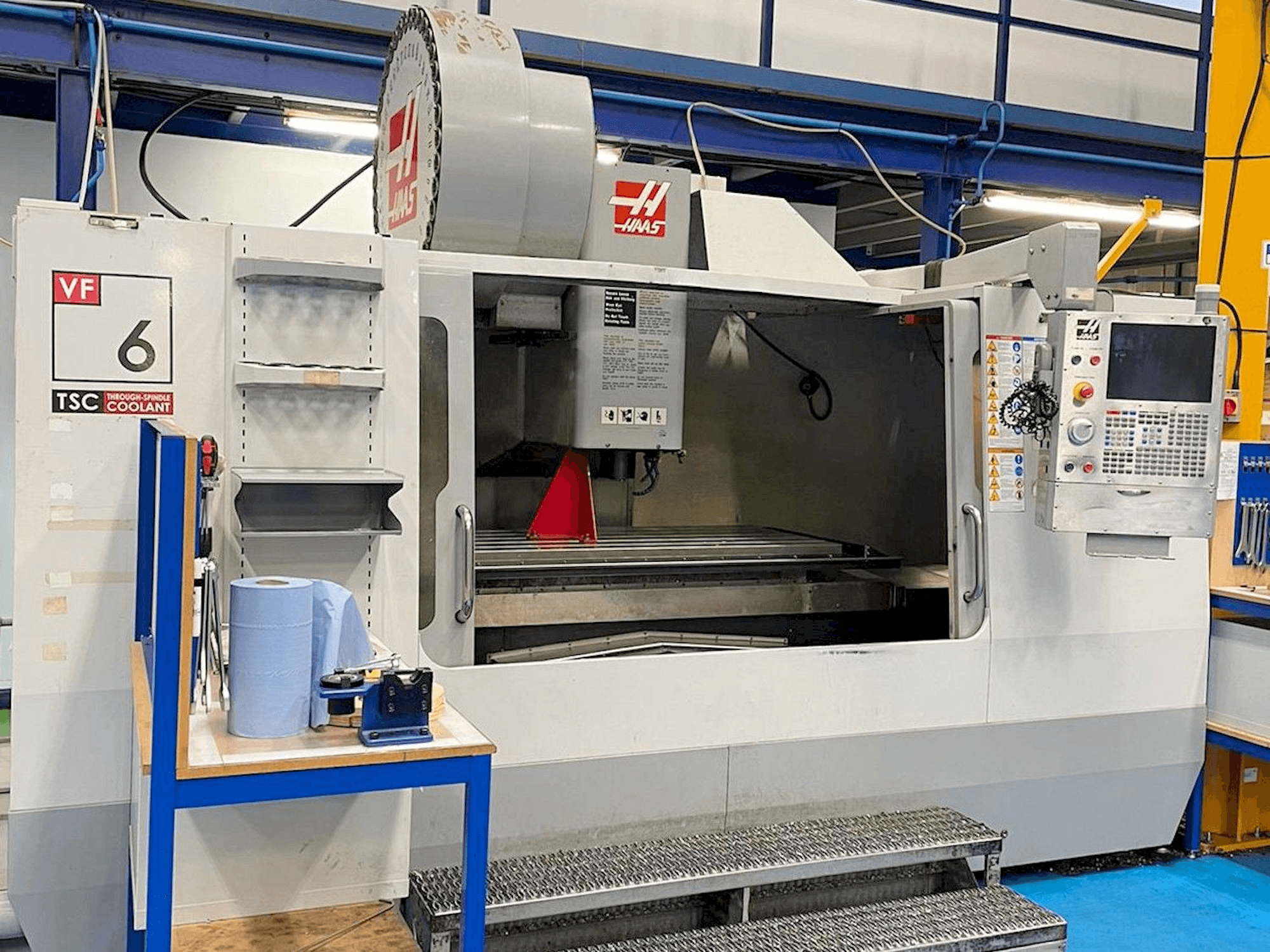 Widok z przodu maszyny HAAS VF-6
