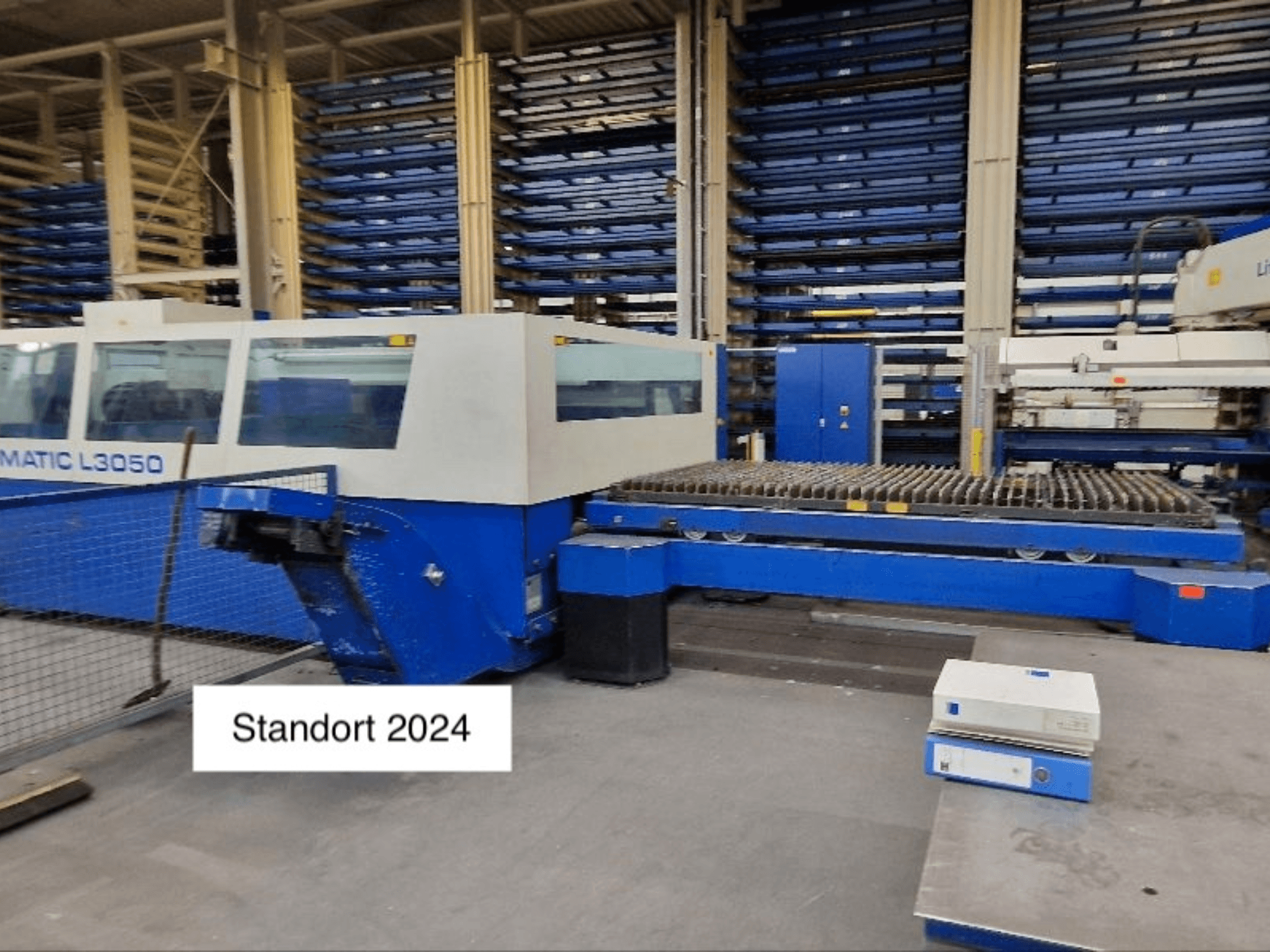 Wycinarka laserowa CO2 TRUMPF Trumatic L3050 w widoku z przodu, z dużym łożem tnącym i panelem sterowania.