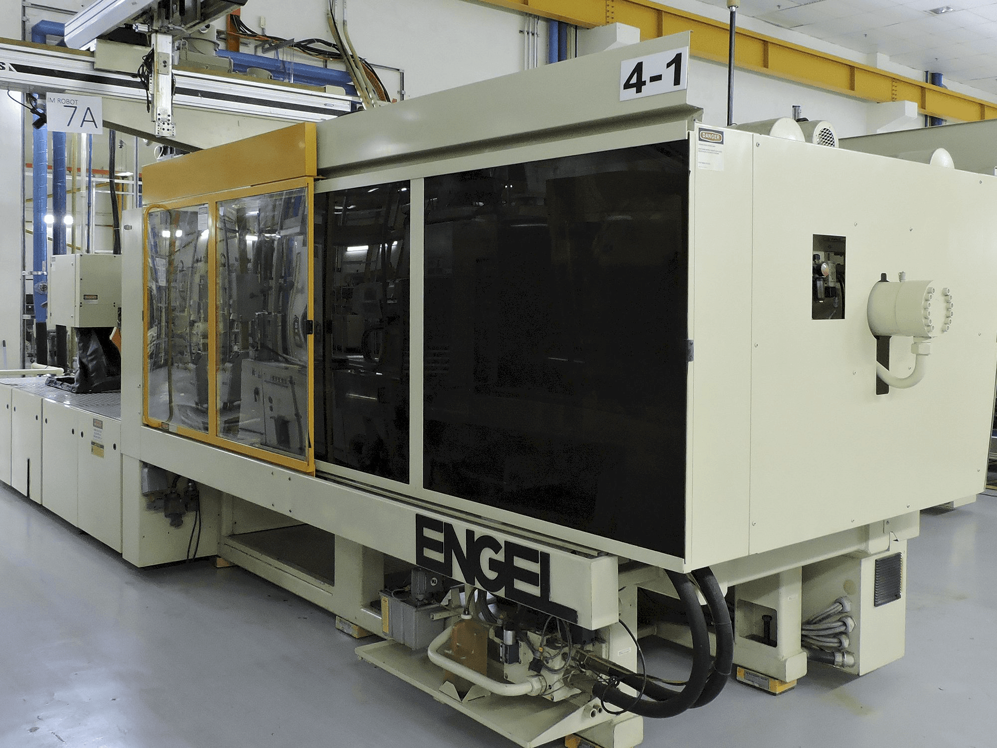 Widok z przodu maszyny ENGEL ES1300/450 BHP