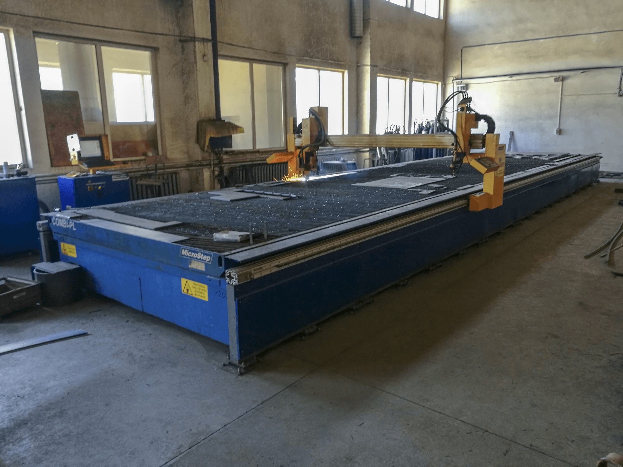 Widok z lewej maszyny MicroStep COMBI-PL