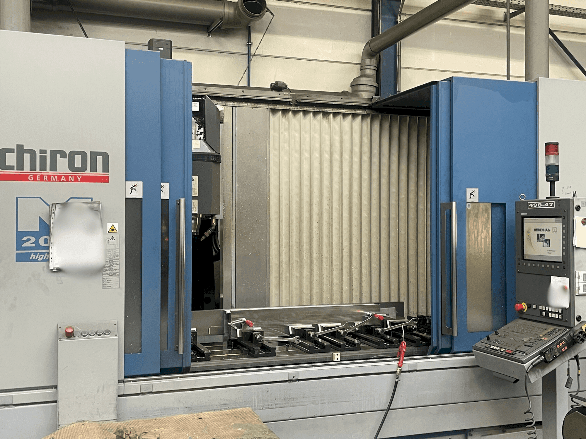 Widok z przodu maszyny CHIRON Mill 2000