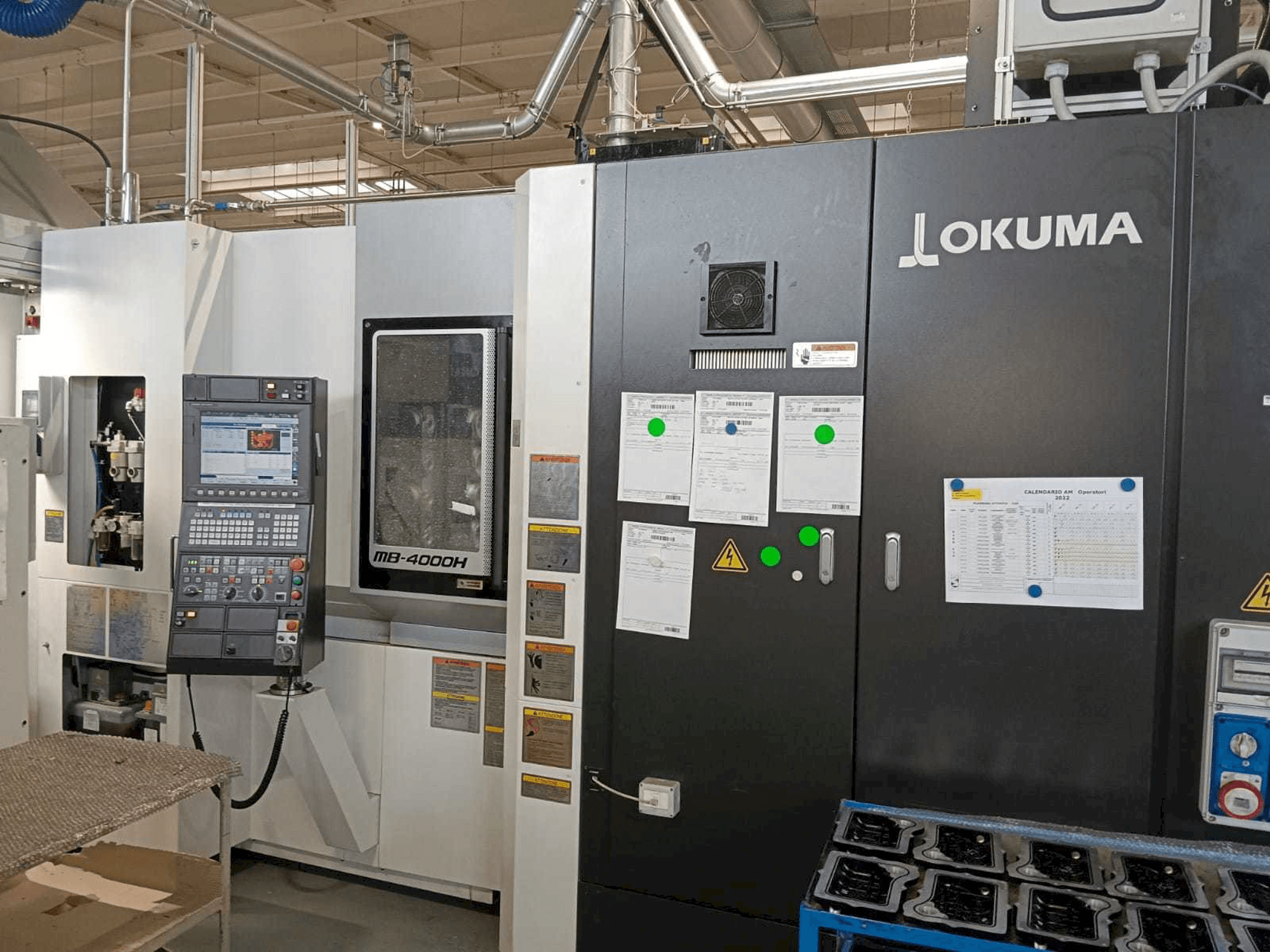 Widok z przodu maszyny Okuma MB-4000H