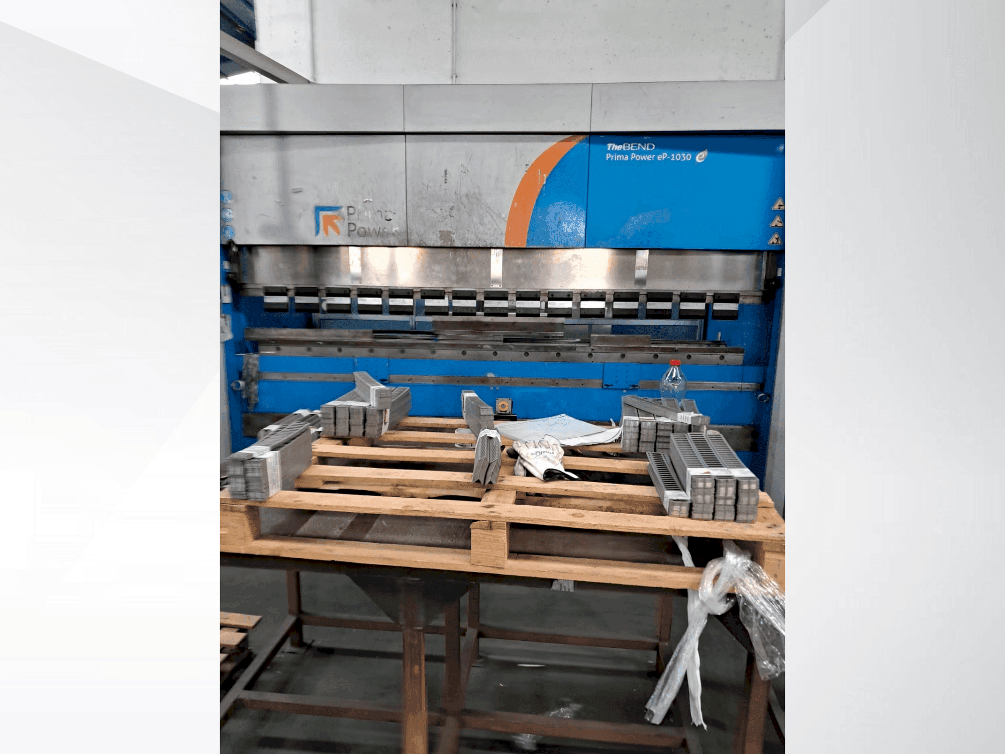 Widok z przodu maszyny Prima Power eP-1030