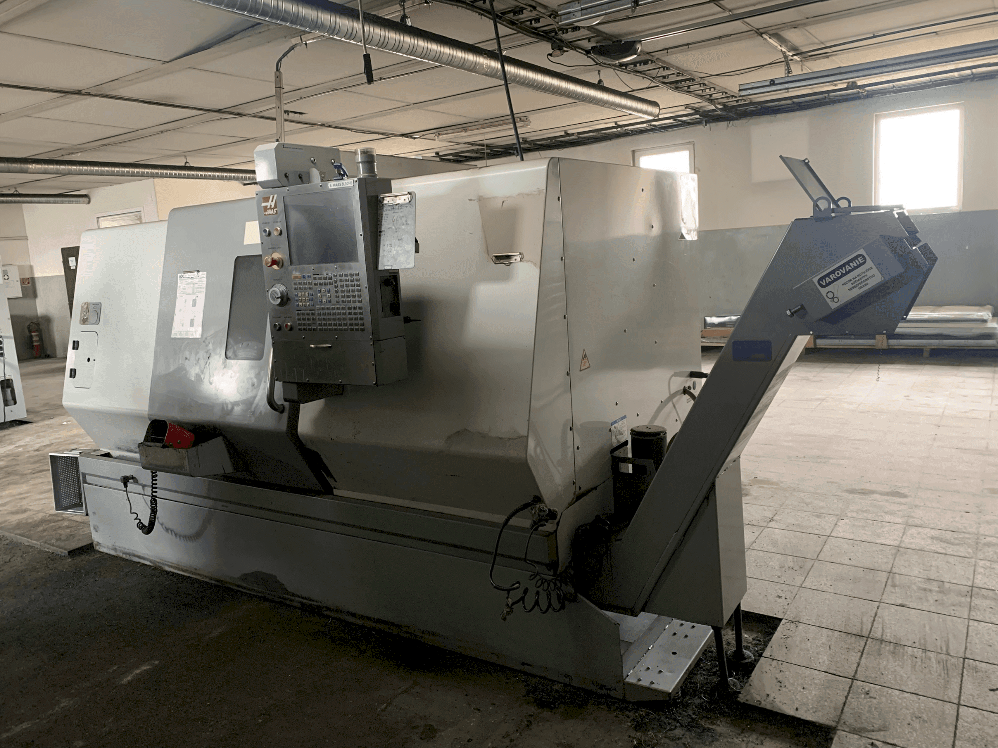 Widok z przodu maszyny HAAS HAAS SL-30HE