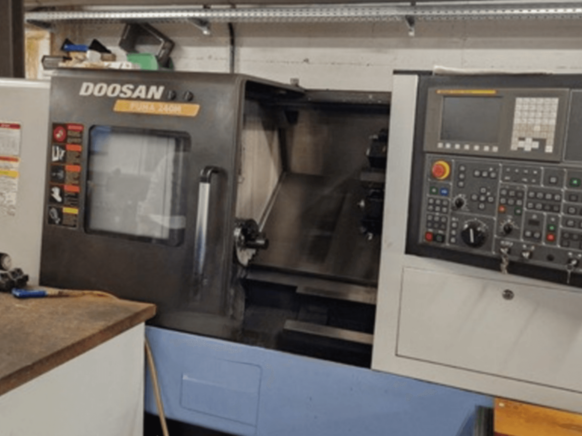 Widok z przodu tokarki poziomej DOOSAN Puma 240MB przedstawiający panel sterowania i funkcje operacyjne.