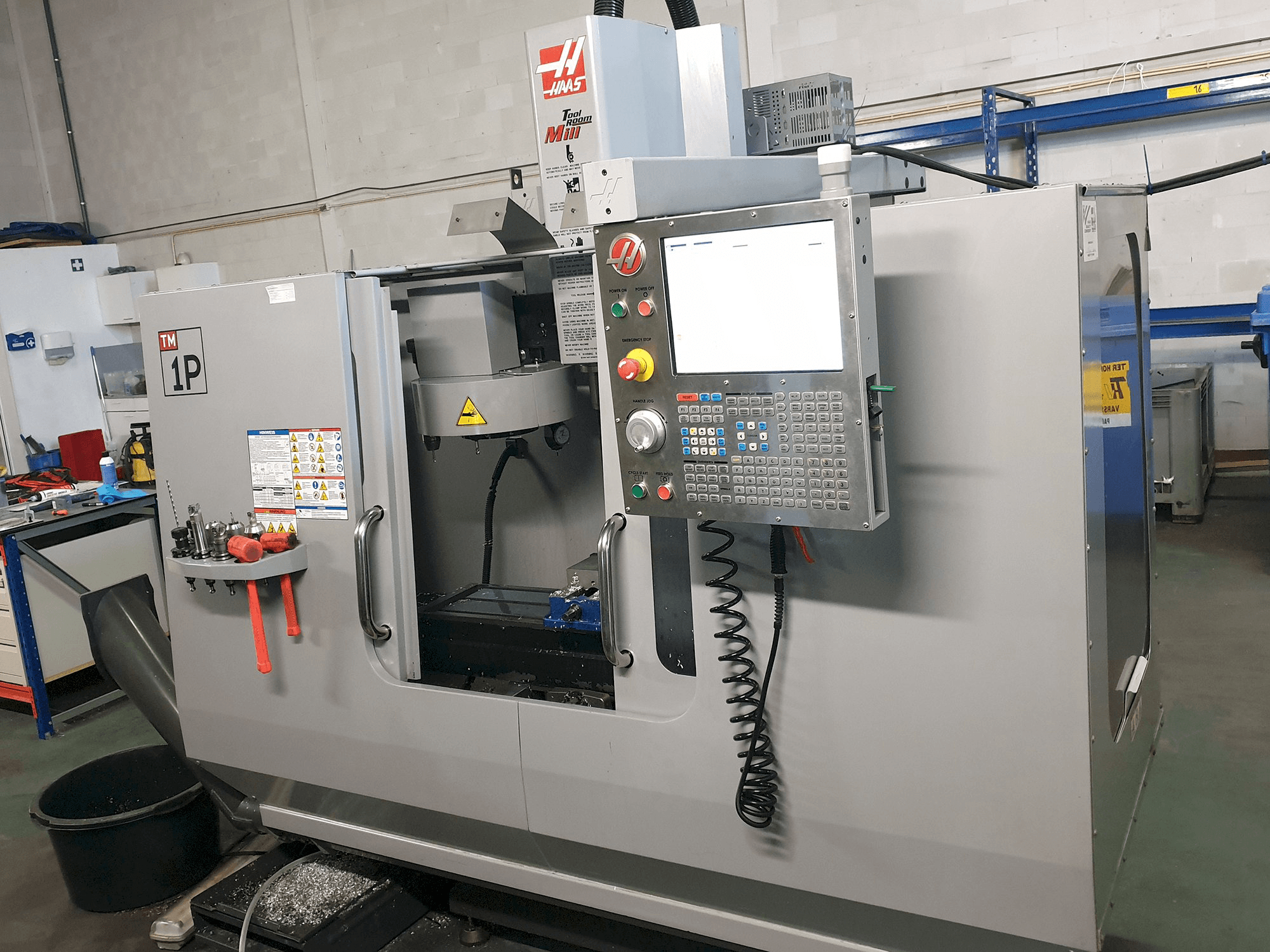 Widok z przodu maszyny HAAS TM-1P