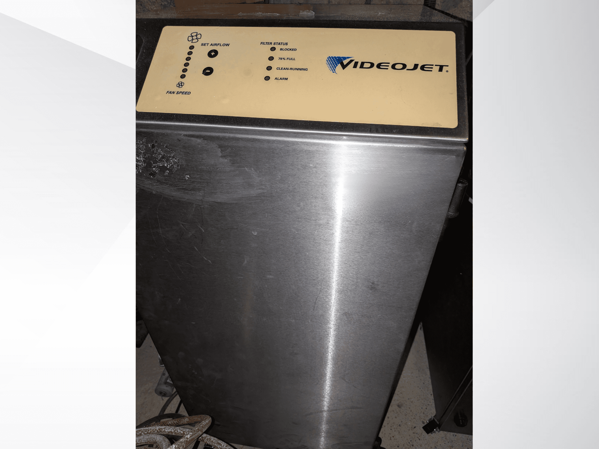 Grawerka laserowa Videojet VJ 7230 z widokiem z przodu, wyposażona w korpus ze stali nierdzewnej i panel sterowania z ustawieniami przepływu powietrza.