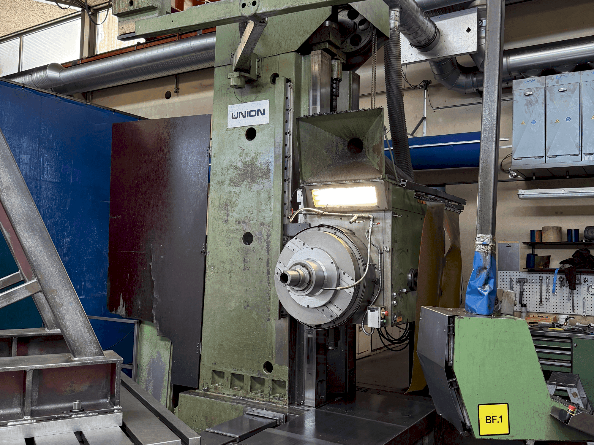 Widok z przodu maszyny UNION BTF 110