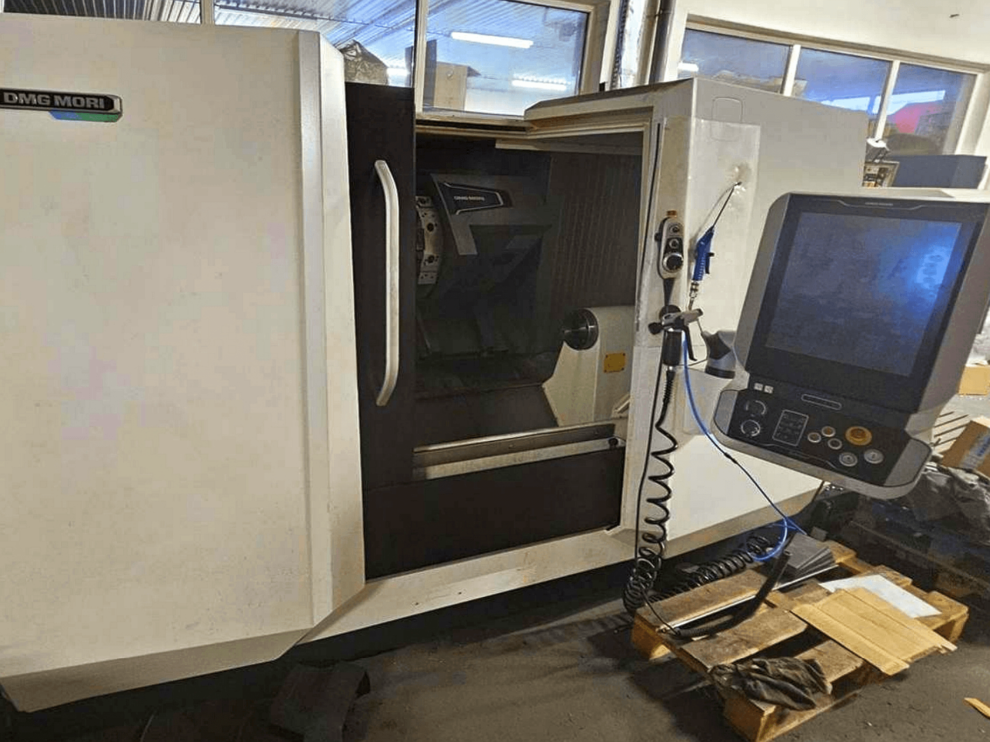 DMG MORI CLX 450 V4 tokarka pozioma, widok z przodu z panelem sterowania, pokazujący przestrzeń roboczą i konstrukcję korpusu.