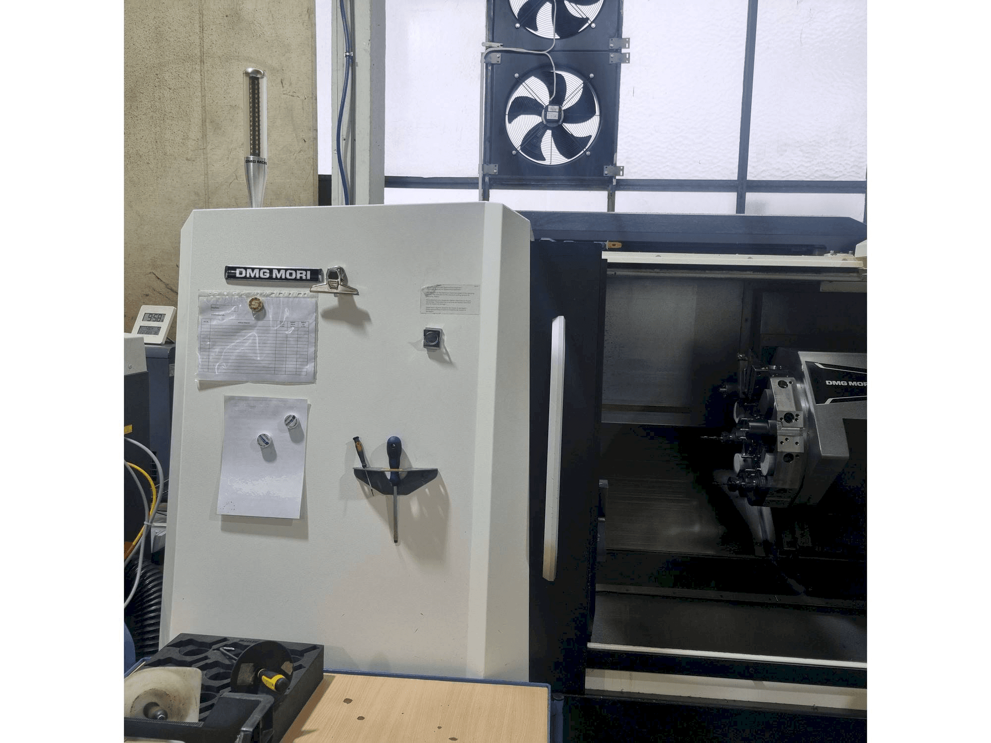 Widok z przodu maszyny DMG MORI CLX 450 V4