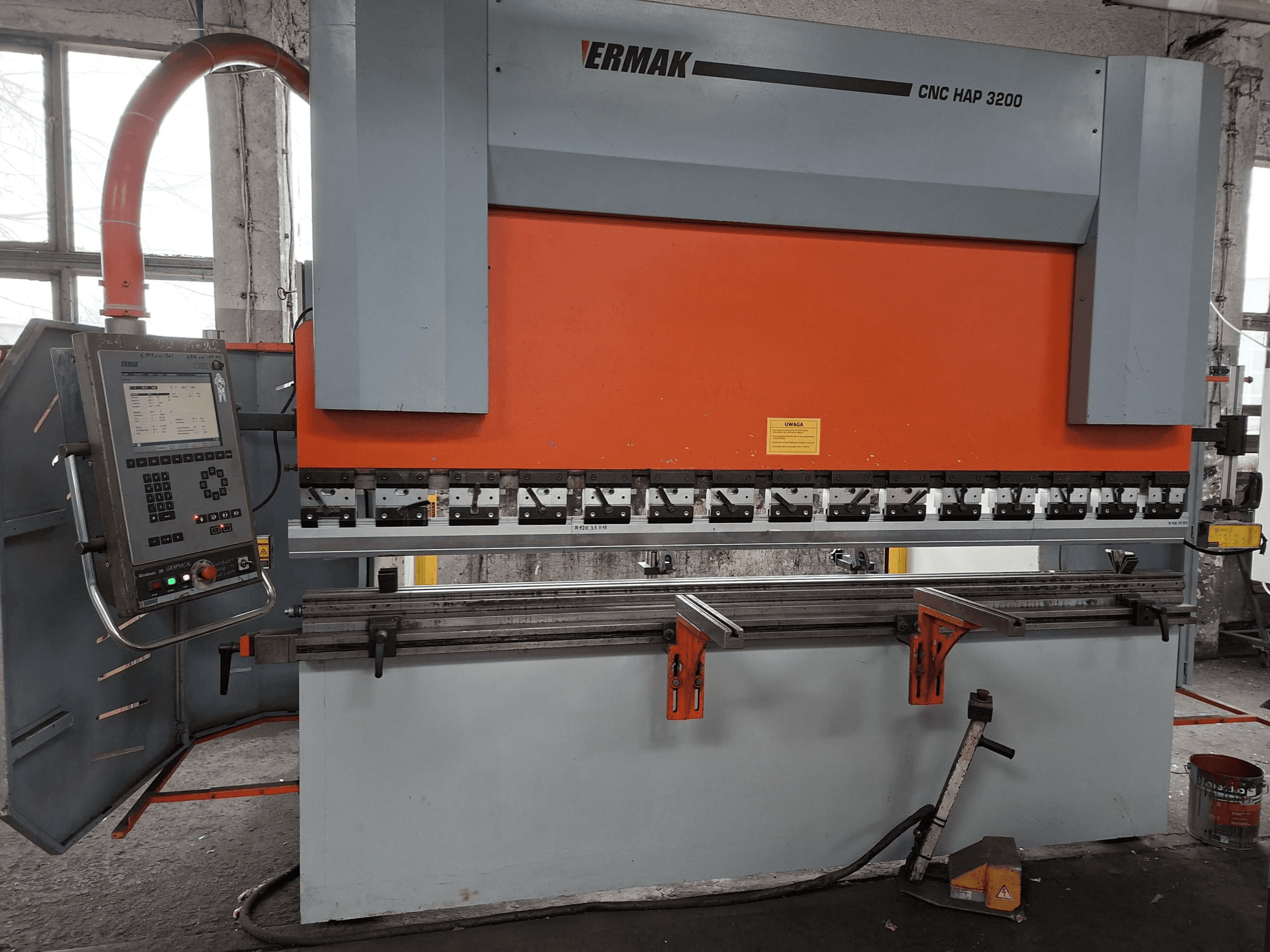 Prasa krawędziowa Ermak CNC HAP 3200, widok z przodu, z pomarańczowo-szarym korpusem, panelem sterowania z wyświetlaczem cyfrowym i regulowanymi zaciskami.