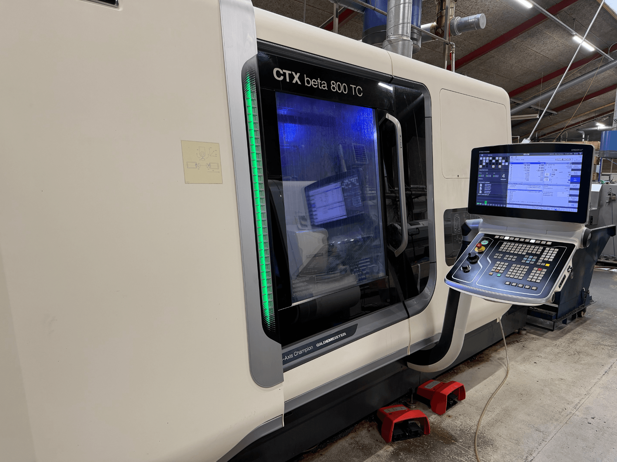 Maszyna CNC CTX beta 800 TC w widoku z boku, z cyfrowym panelem sterowania i podświetlanym zielonym wskaźnikiem bezpieczeństwa.