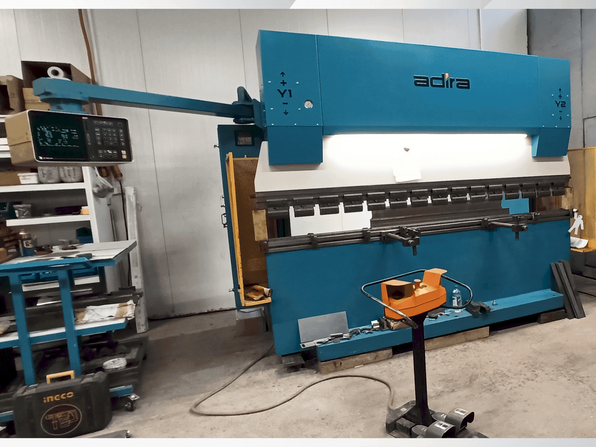 Widok z przodu maszyny ADIRA QIH-11030 DNC CR