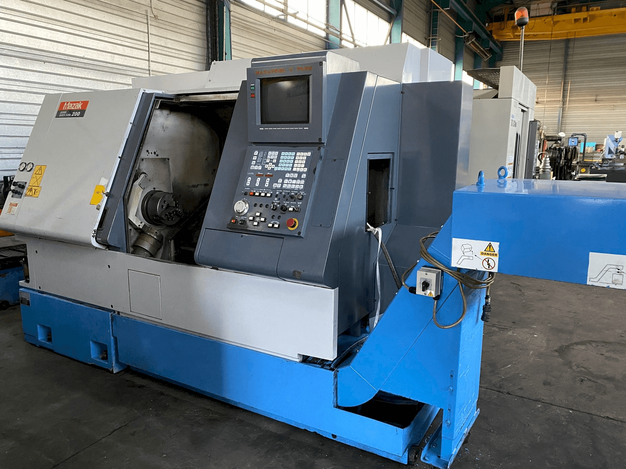 Widok z przodu maszyny Mazak SQT 200