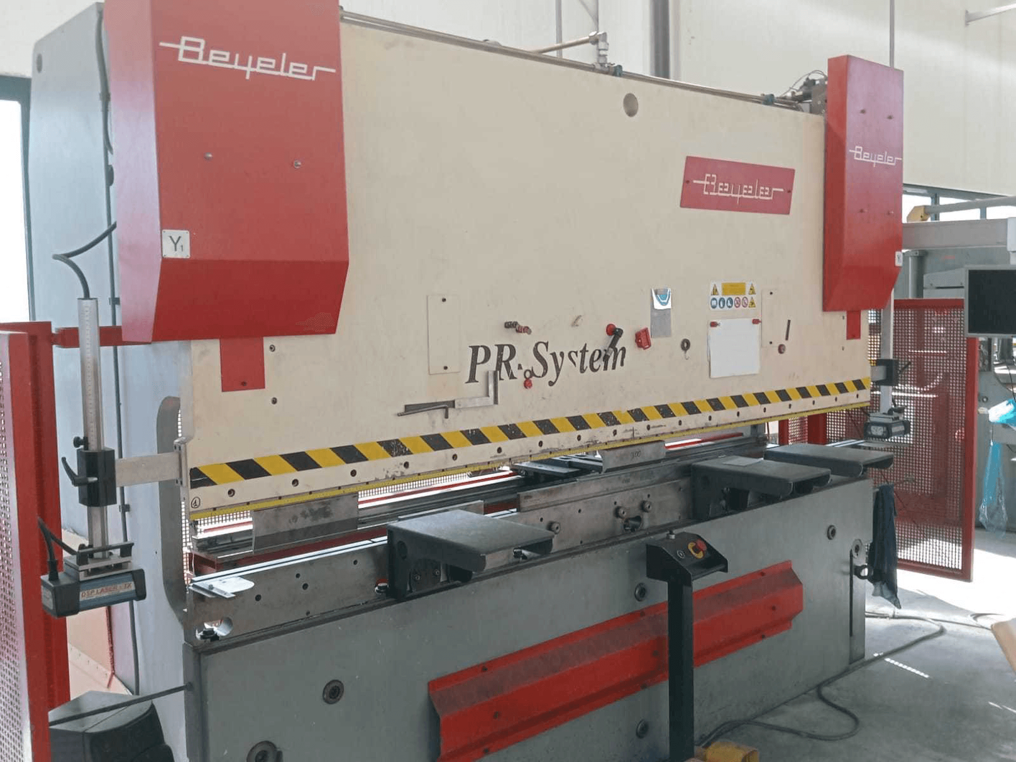 Widok lewej strony maszyny BEYELER PR6 1500 KN X 3000 MM