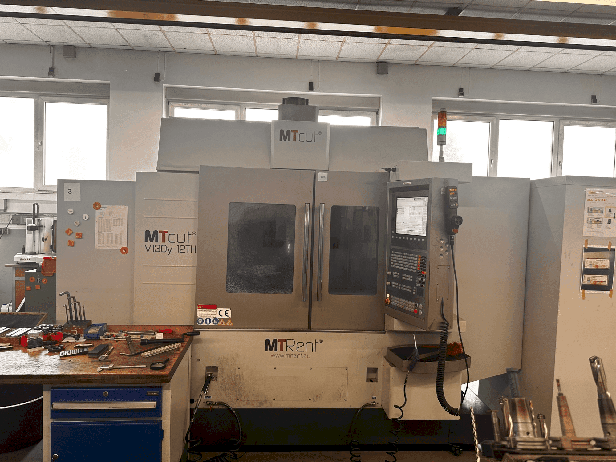 Widok z przodu maszyny MTcut V130y-12TH