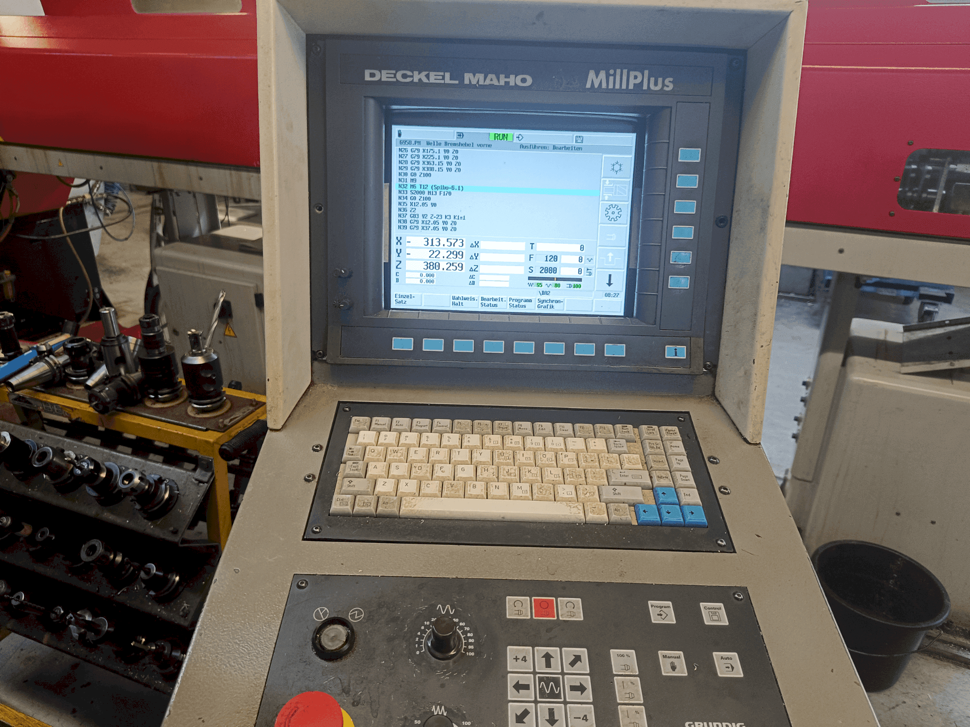 Widok z przodu maszyny DECKEL MAHO DMU 50V