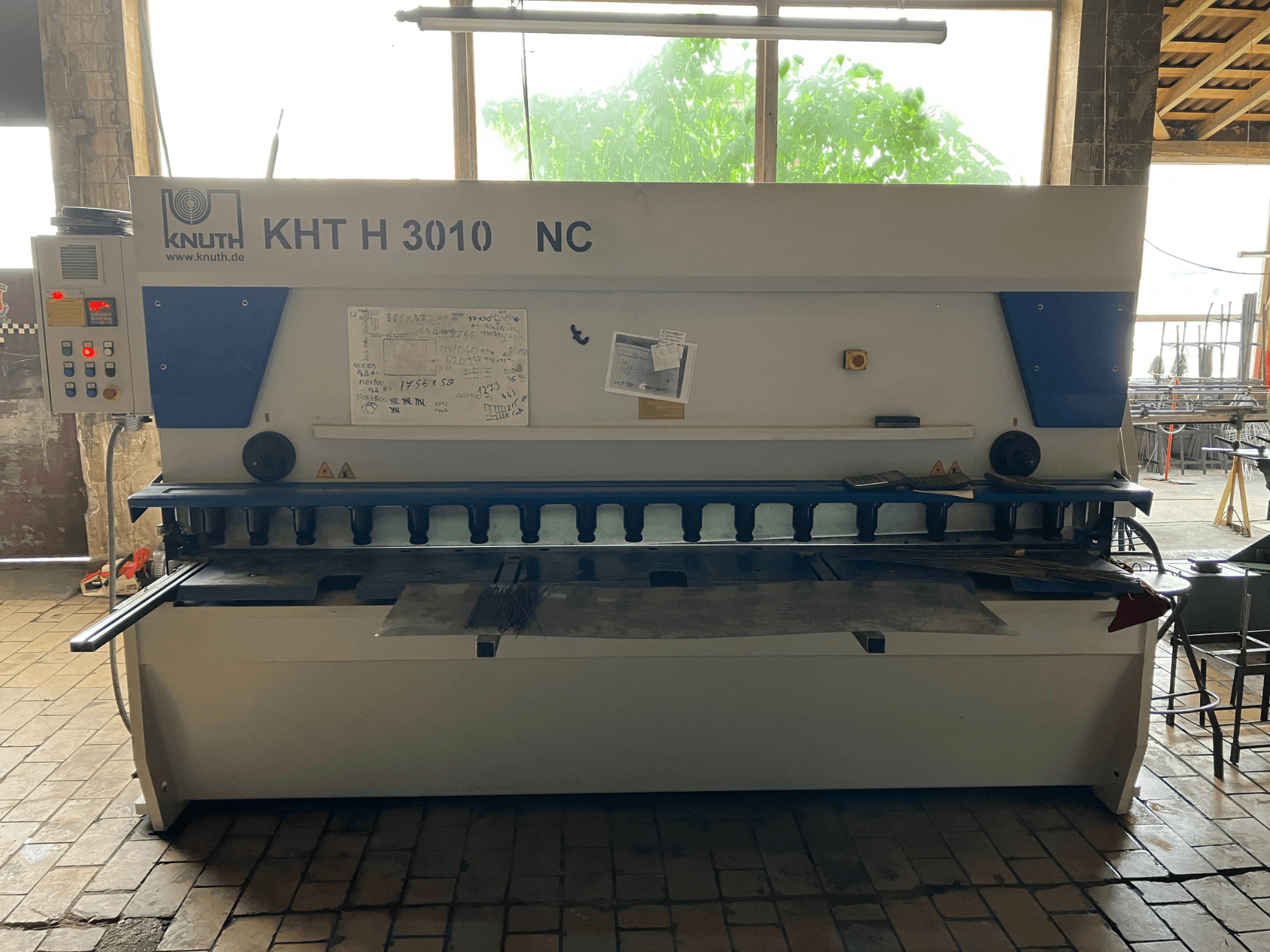 Hydrauliczna nożyca KNUTH KHT H 3010 NC – widok z przodu, z panelem sterowania i obszarem cięcia metalu.