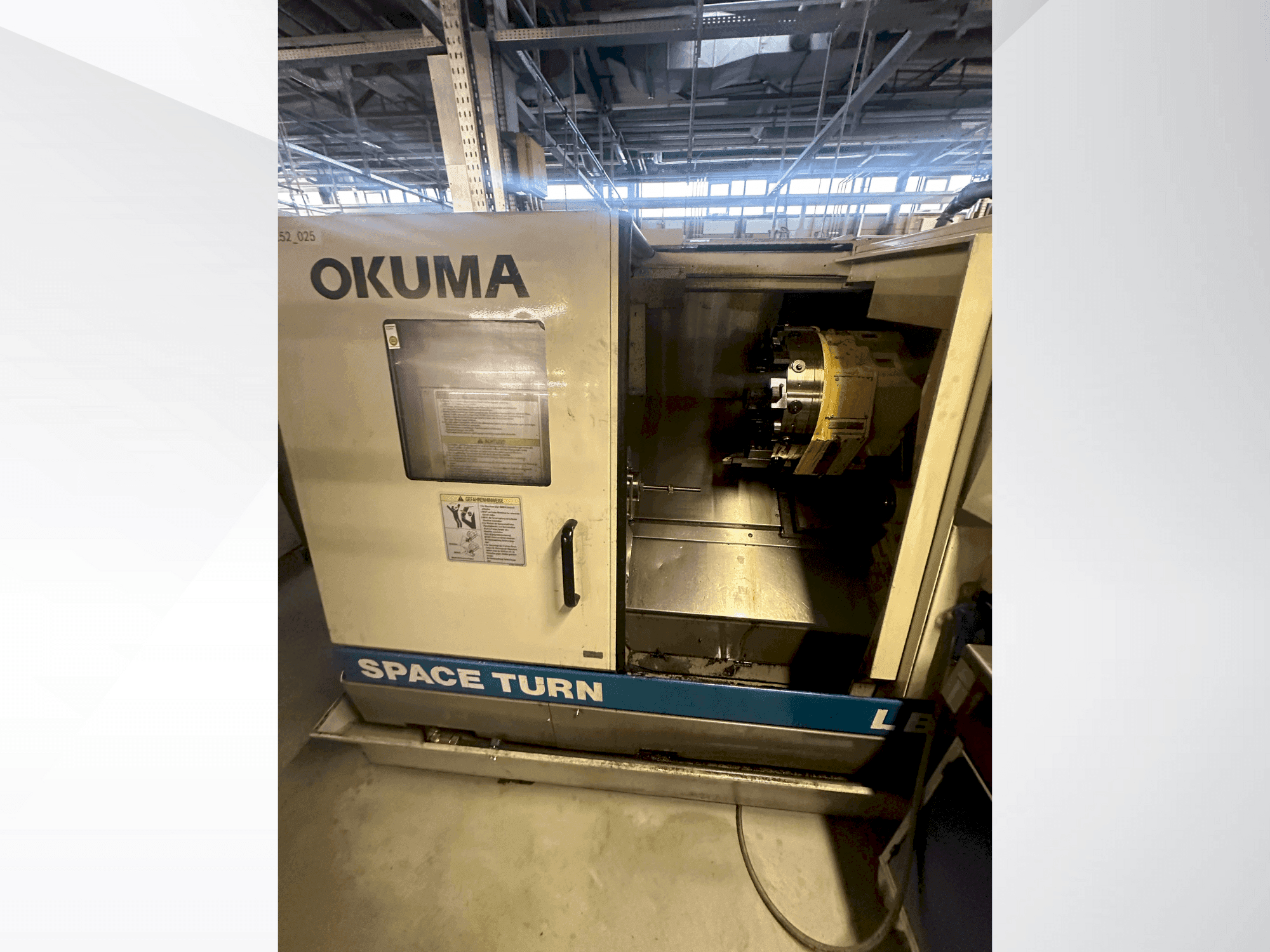 Widok z przodu maszyny Okuma LB 300
