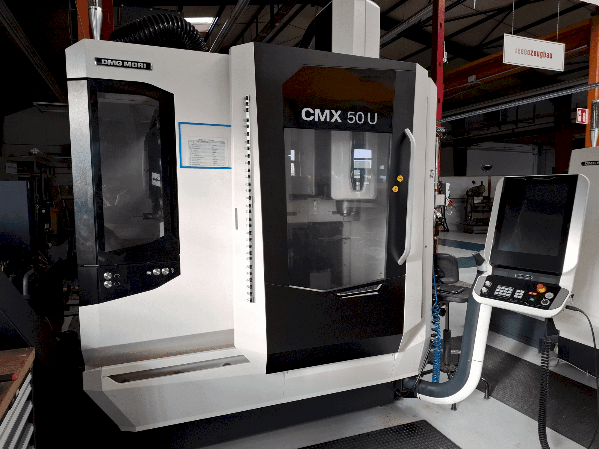 Widok z przodu maszyny DMG MORI CMX 50U