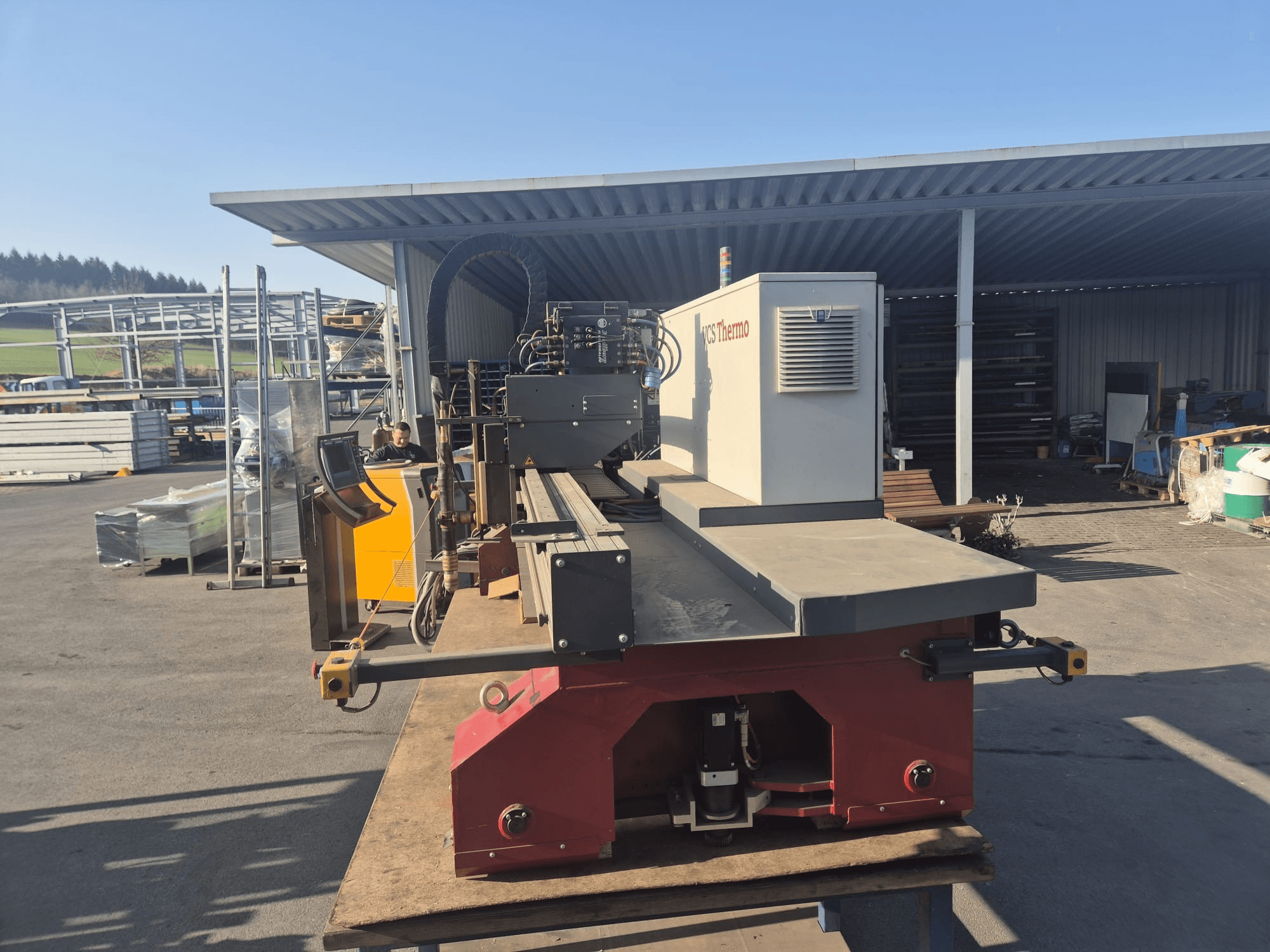 Widok z przodu przecinarki plazmowej VOORTMAN VACAM VCS Thermo na powierzchni roboczej, pokazujący panel sterowania i obszar cięcia.