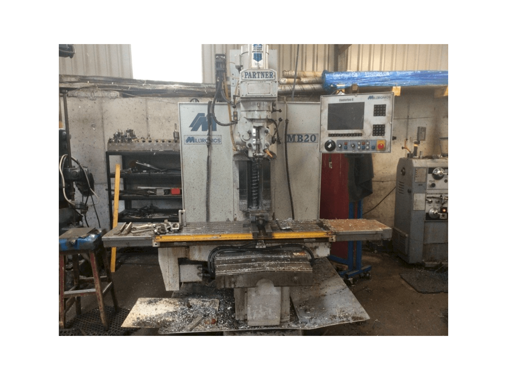 Widok z przodu maszyny MILLTRONICS MB20