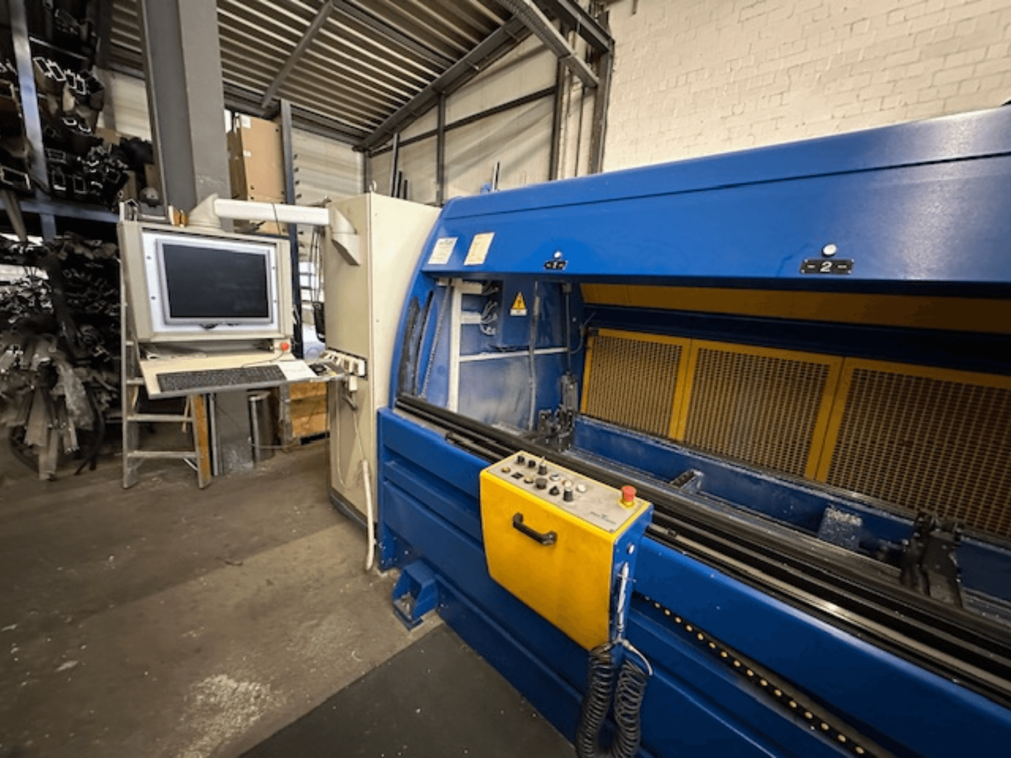 Widok z przodu SCHÜCO Profilbearbeitungscenter 299 650, uniwersalnego centrum obróbczego ze sterowaniem i komputerową stacją roboczą.