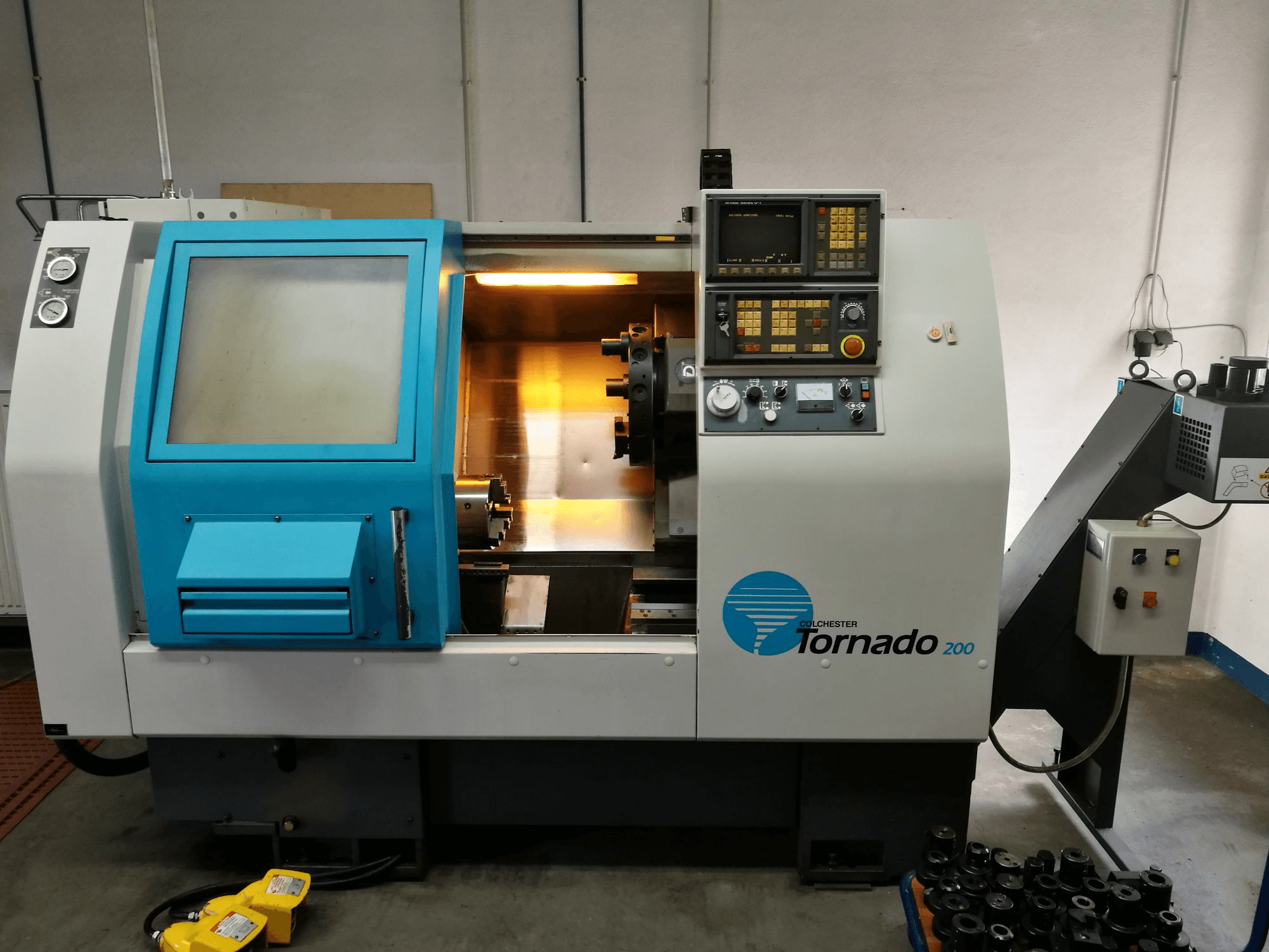 Widok z przodu maszyny Colchester TORNADO 200