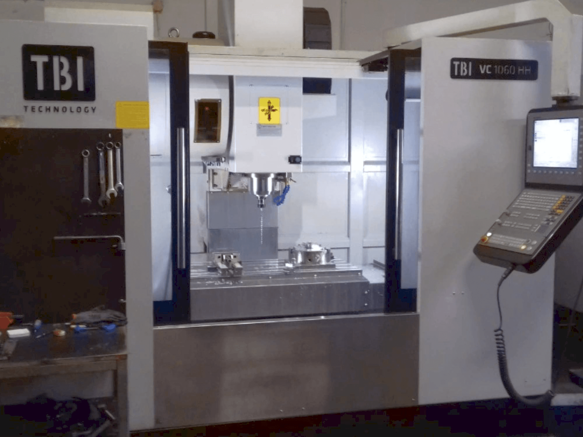 Widok z przodu maszyny TBI VC 1060 HH