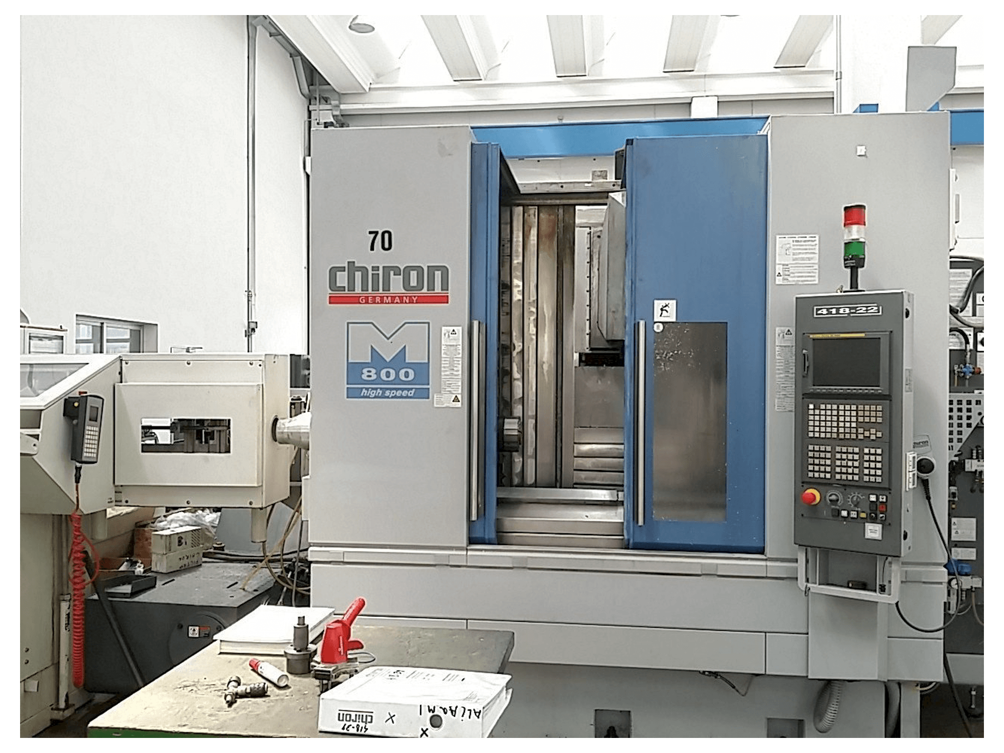 Widok z przodu maszyny CHIRON Mill 800