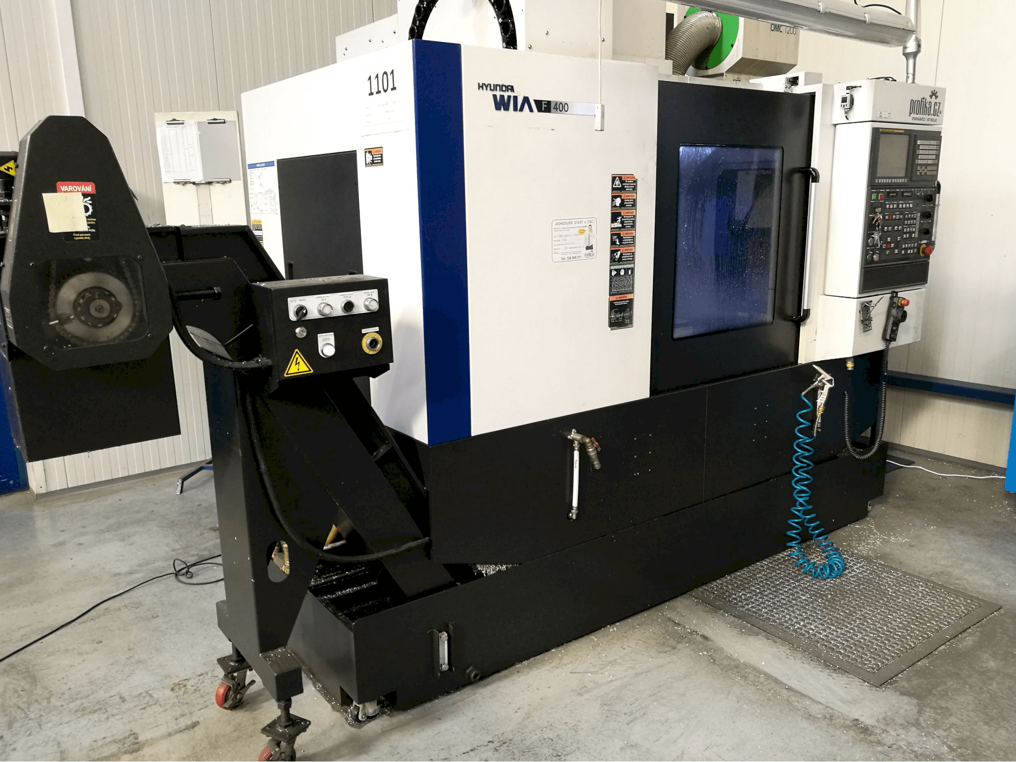 Widok z lewej maszyny Hyundai Wia F400