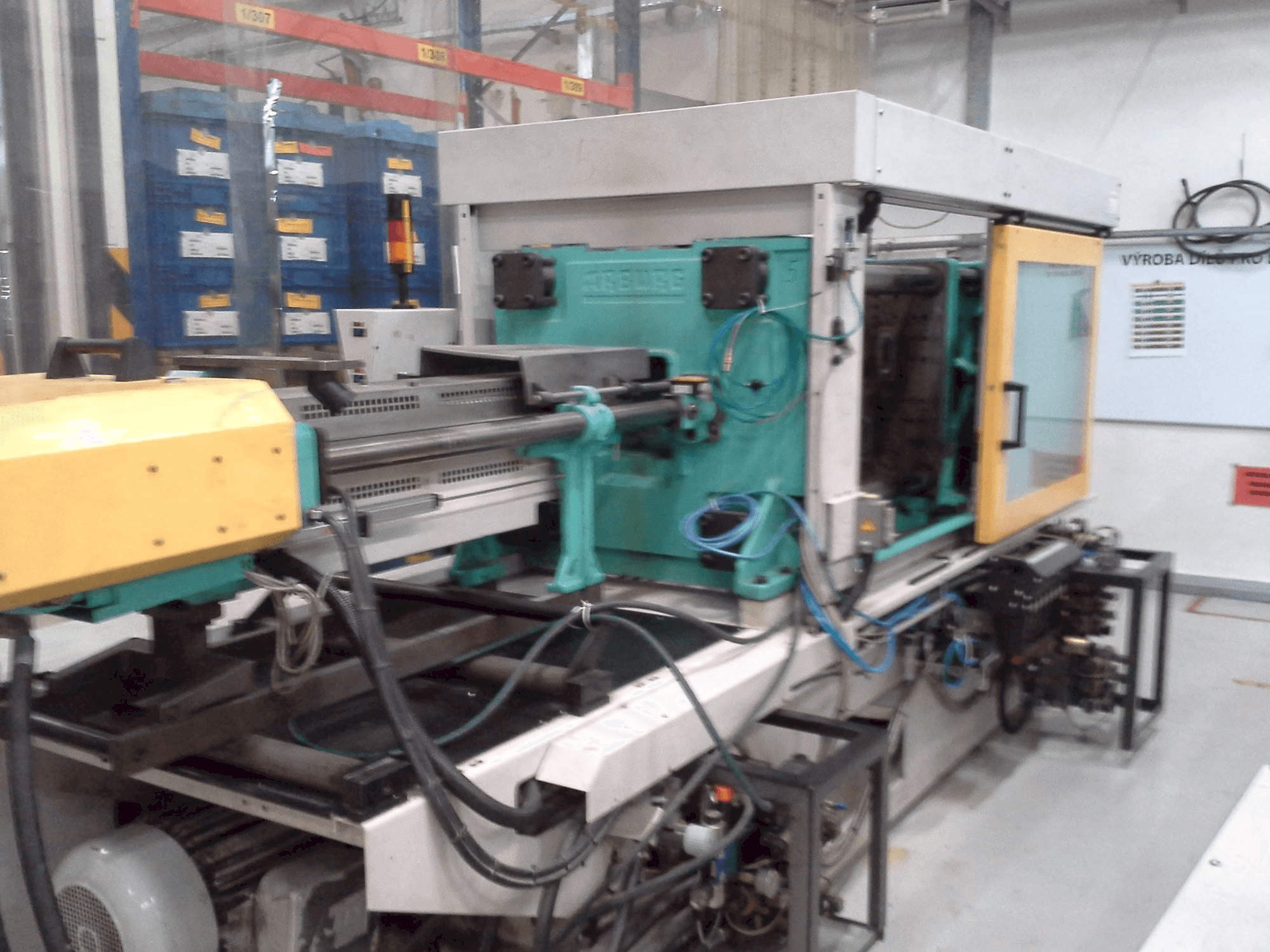 Widok z przodu maszyny Arburg 570C 2000-675