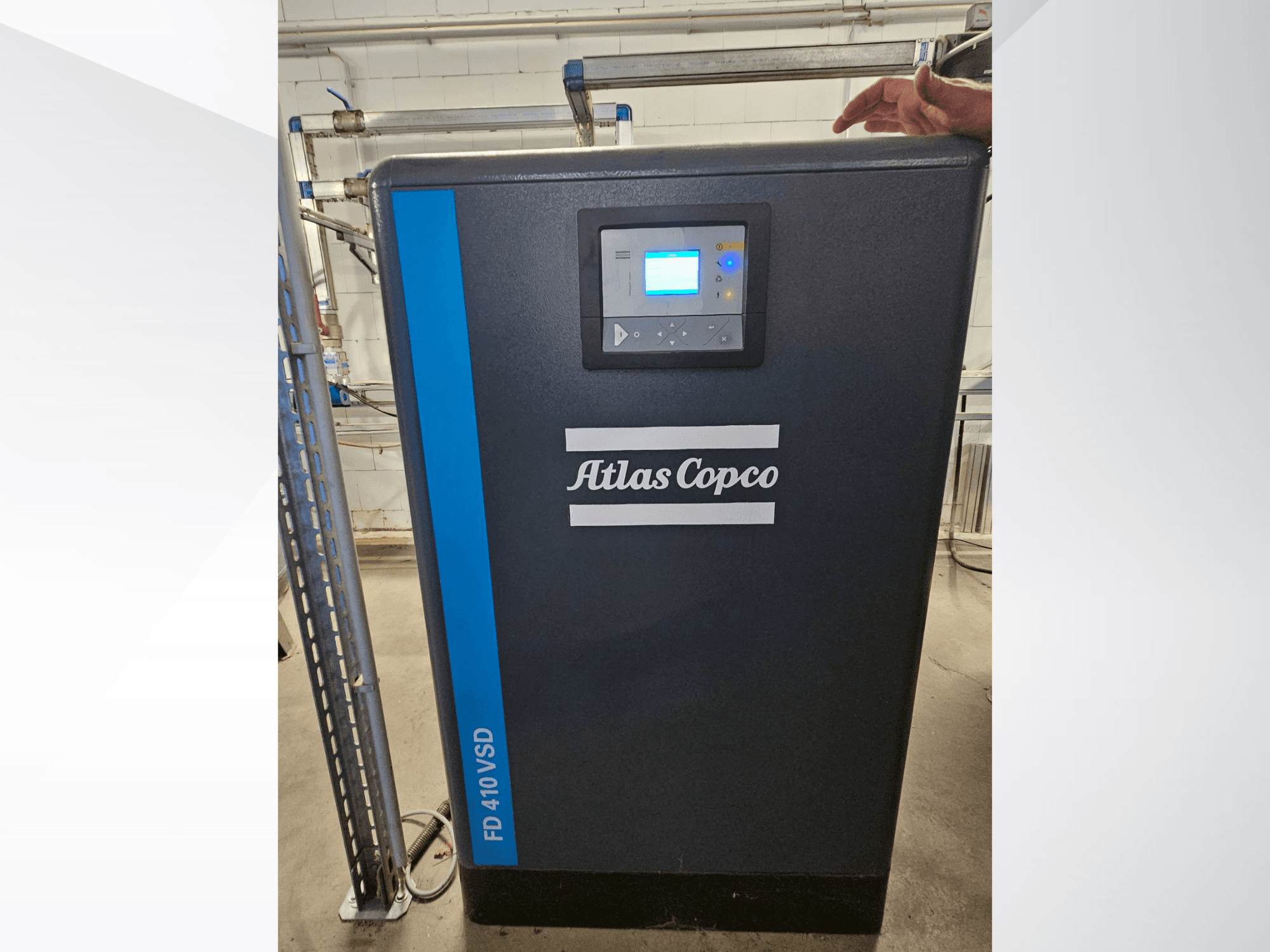Sprężarka powietrza Atlas Copco GA 110 VSD+ w widoku z przodu, z cyfrowym wyświetlaczem i niebieskimi akcentami ułatwiającymi identyfikację.