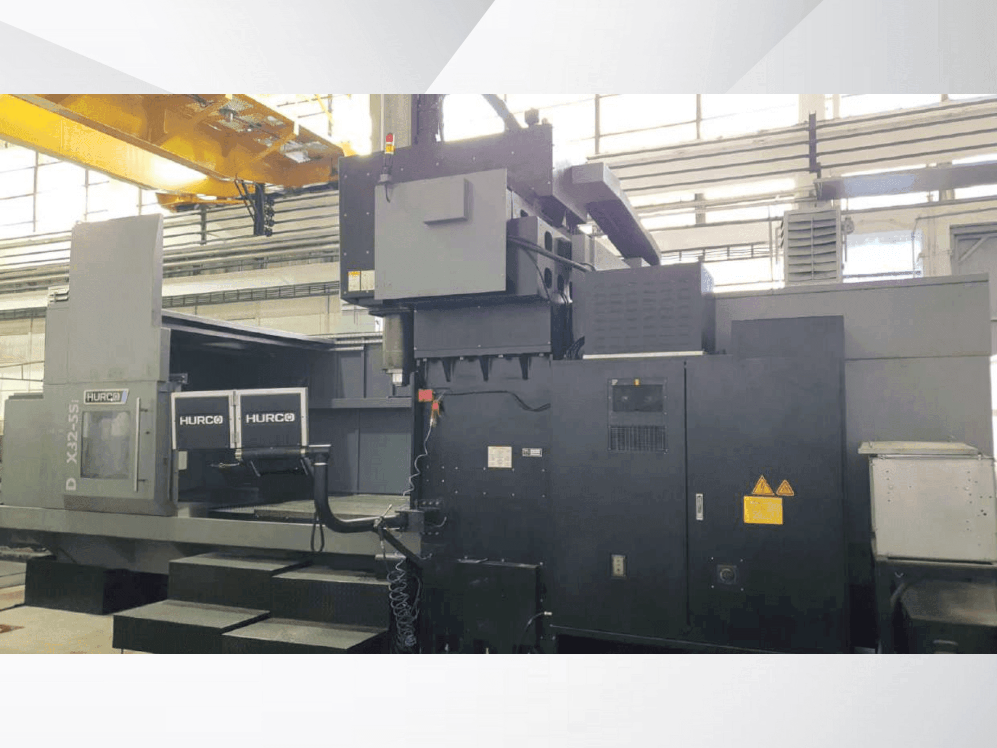 Widok z przodu maszyny Hurco DCX32-5Si