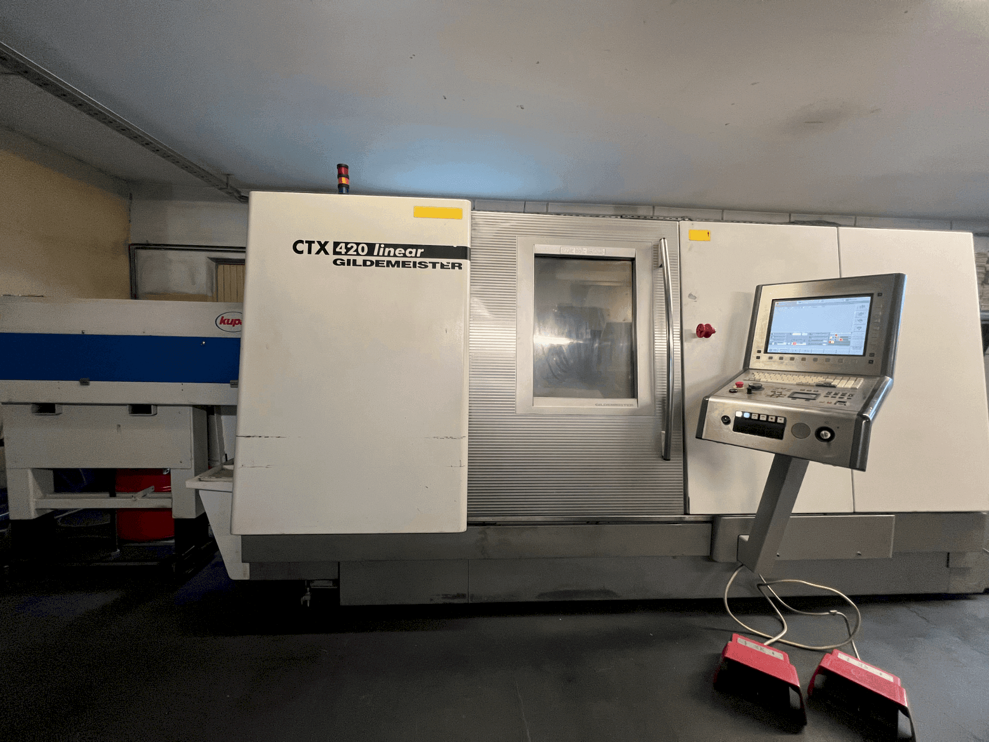 Widok z przodu maszyny Gildemeister CTX 420 linear
