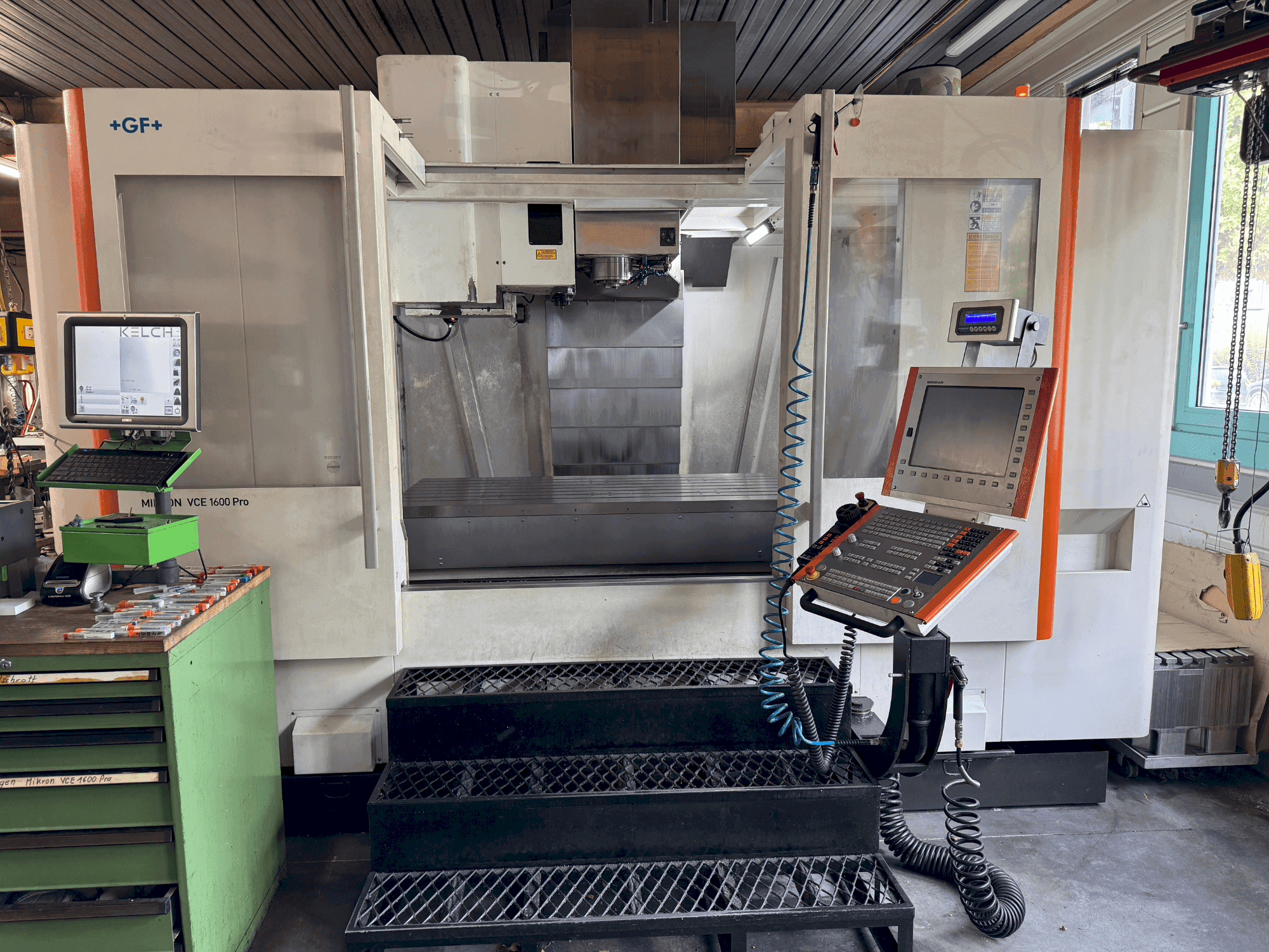 Widok z przodu maszyny MIKRON VCE 1600 PRO